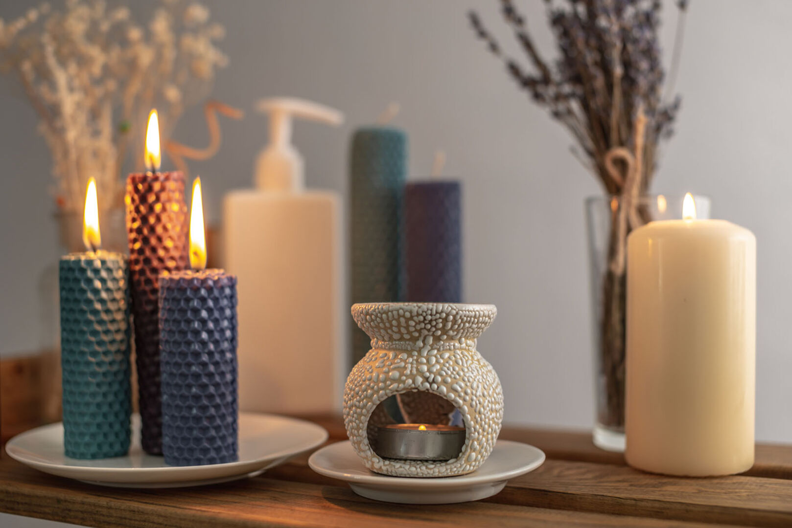Kerzen und Dufthäuschen auf einem Tisch | Credit: iStock.com/Tatiana Oleshko