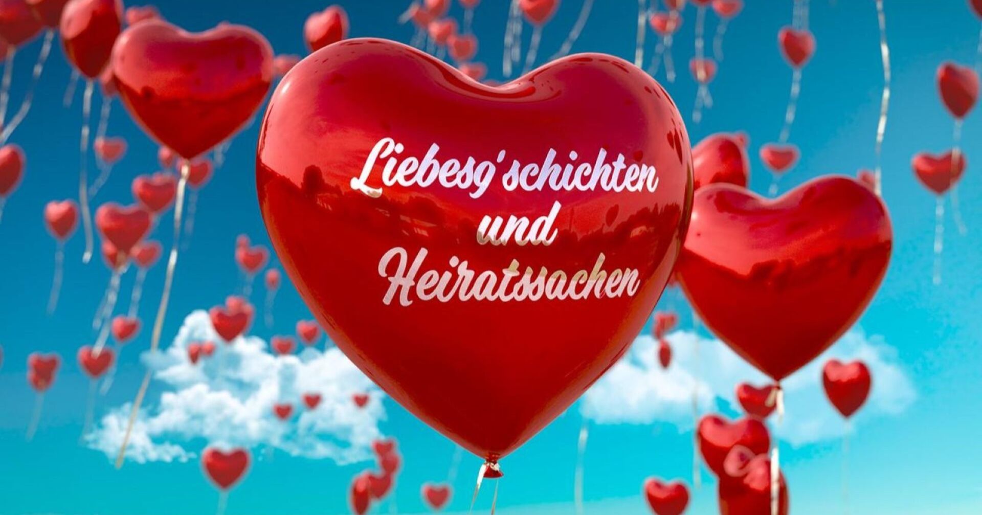 Herzförmige Luftballons fliegen in den Himmel