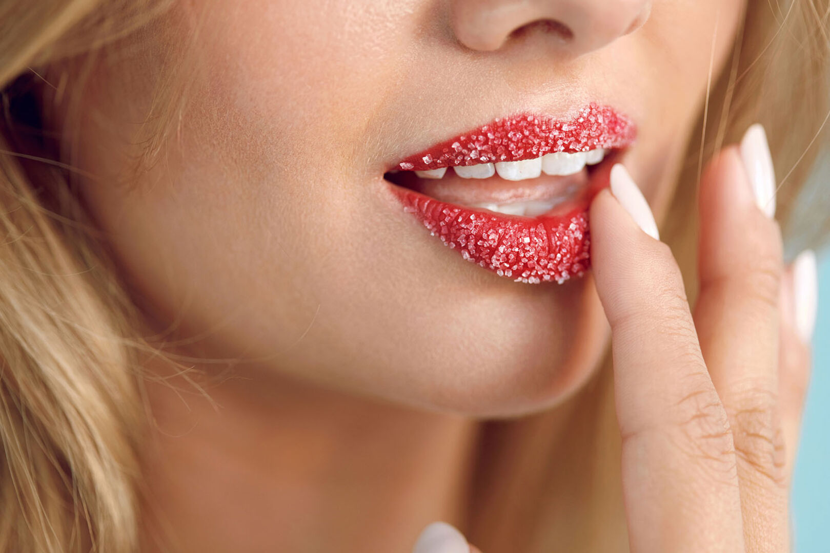 Frau macht Lippenpeeling | Credit: iStock.com/puhhha