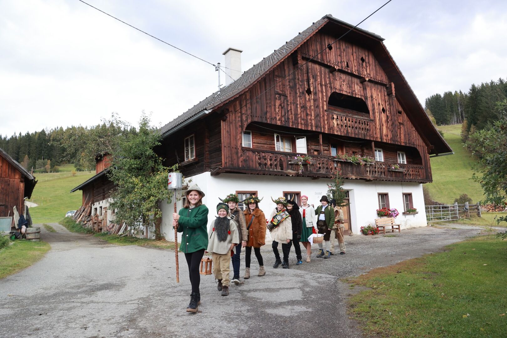 Kinder im Lungau beim &quot;Kasmandlgehen&quot;.