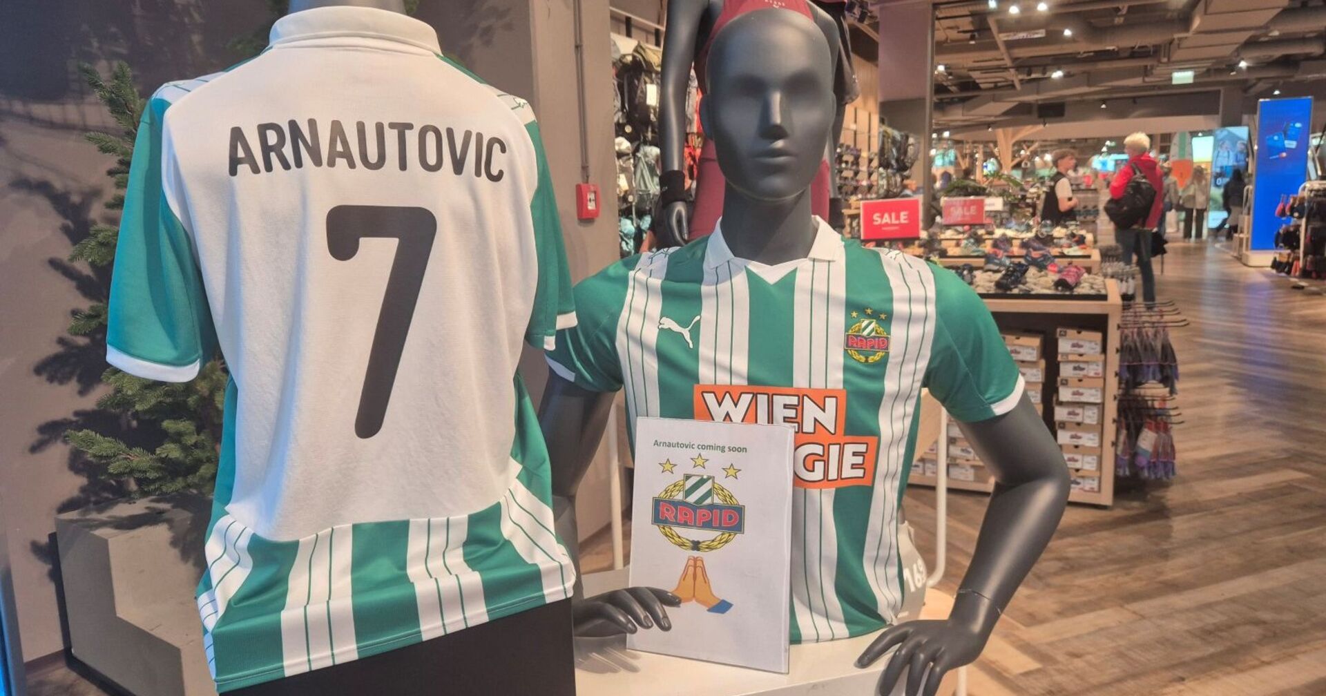 Heim-Trikot des SK Rapid mit der Aufschrift von Marko Arnautovic
