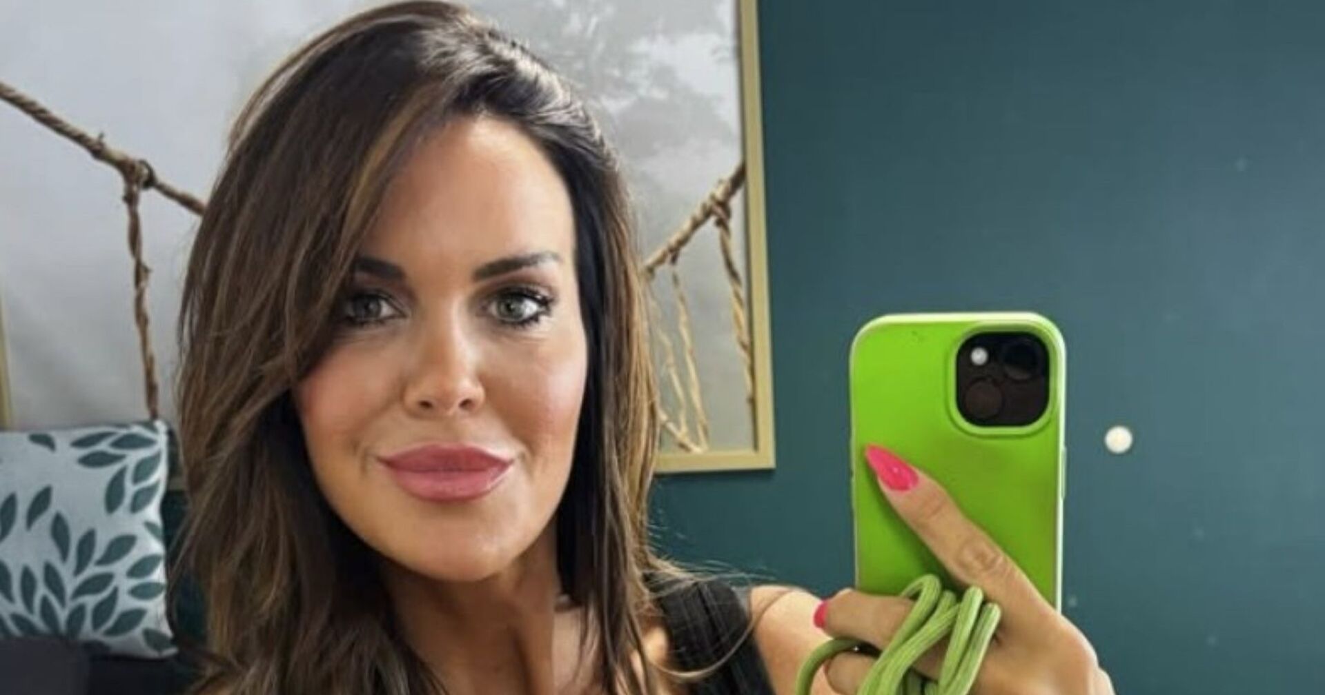 Martina Reuter mit einem grünen Handy