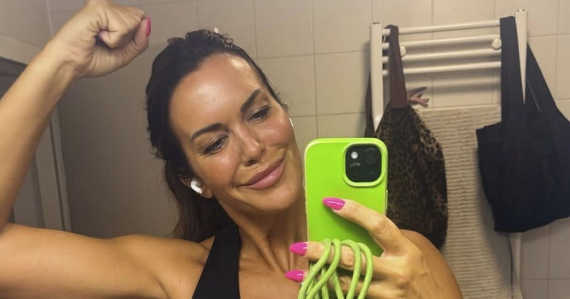 Martina Reuter zeigt ihren Bizeps im Bad