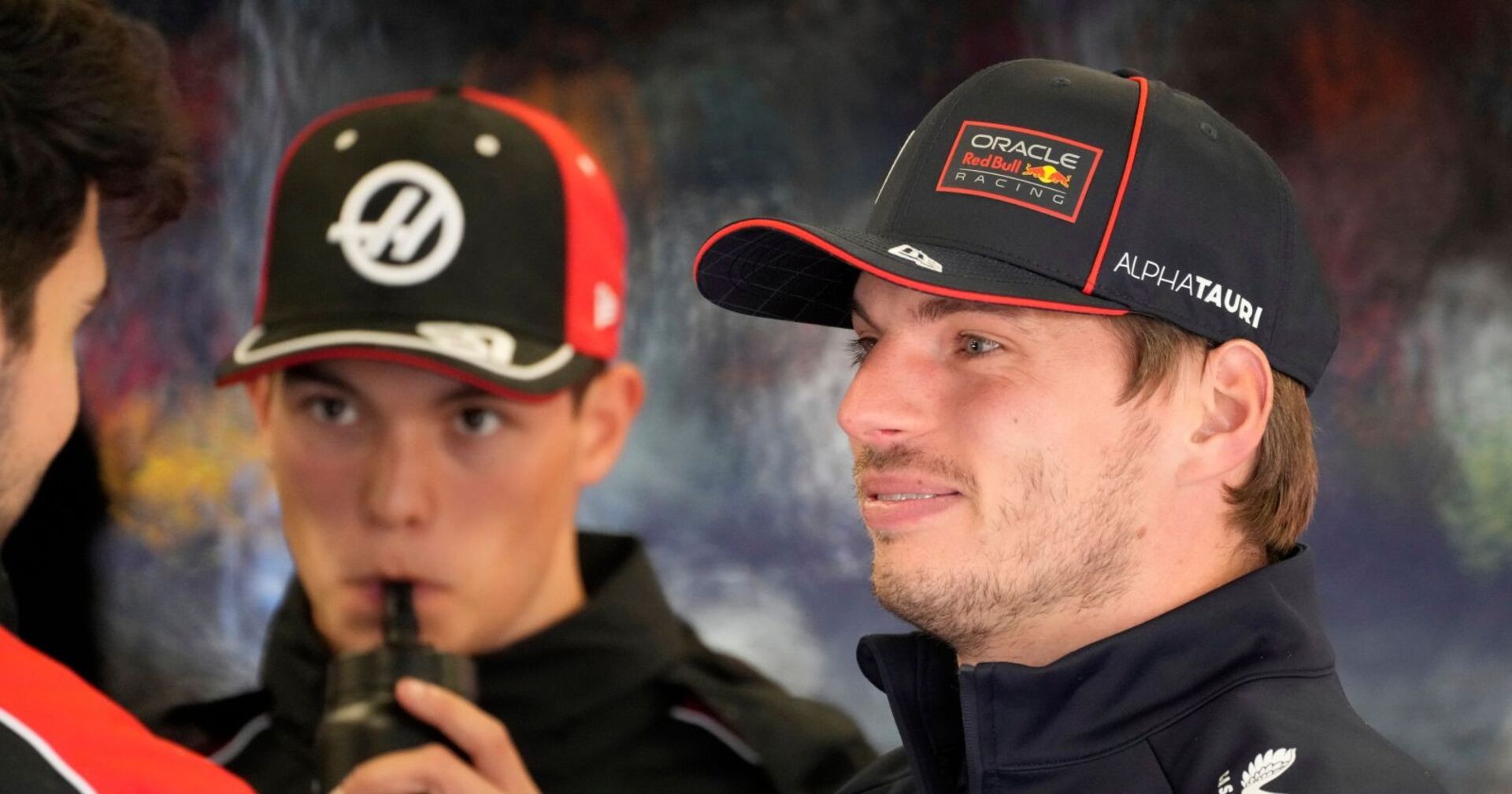 Max Verstappen in Silverstone bei der Parade vor dem Rennen mit Haas-Pilot Oliver Bearman