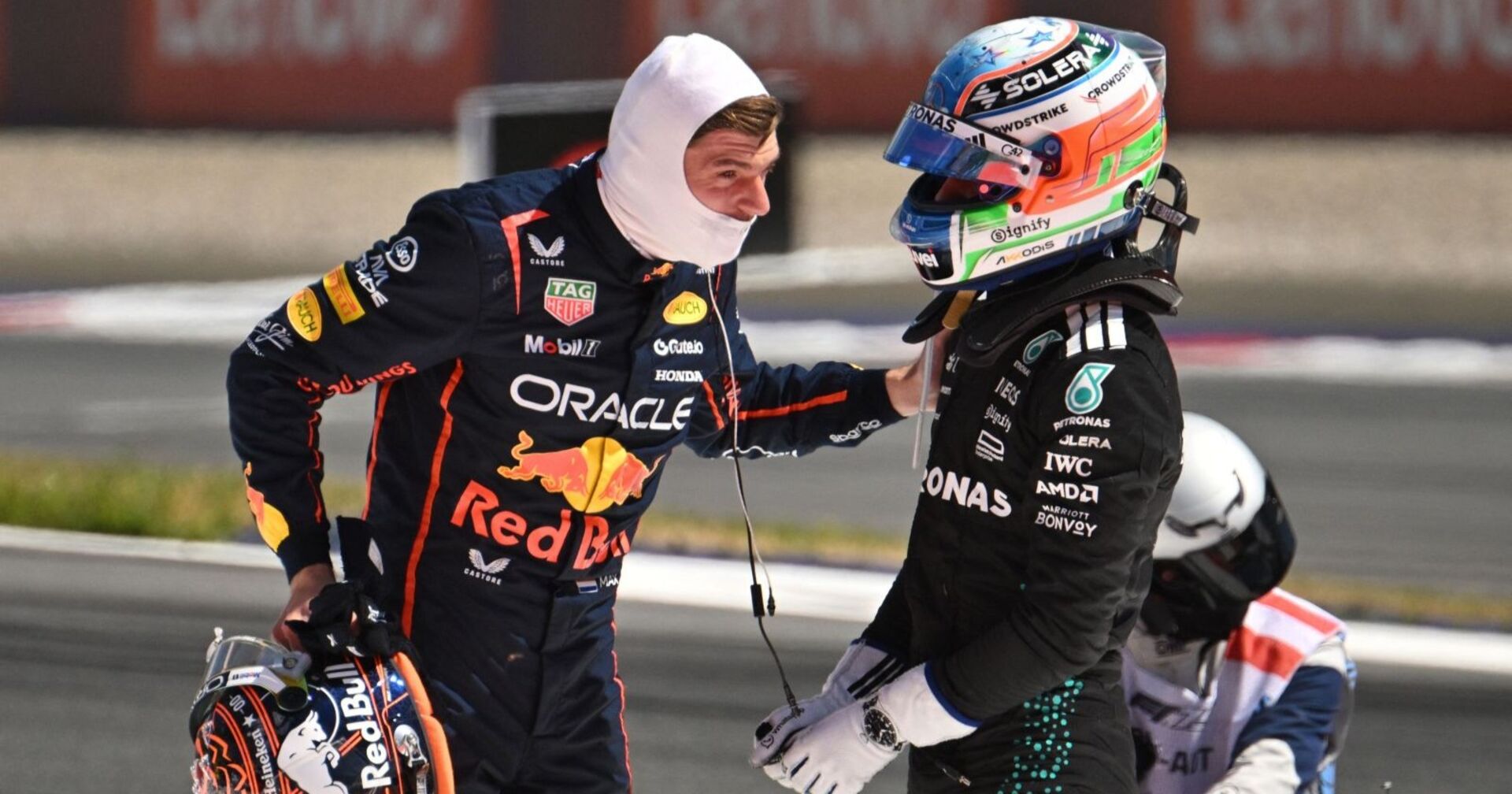 Max Verstappen (Red Bull) und Kimi Antonelli (Mercedes) nach ihrem Unfall auf dem Red-Bull-Ring in Spielberg