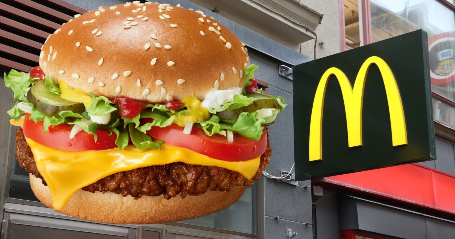Ein Burger mit Salat, Tomaten, Essiggurke, Käse und Patty vor einem McDonald’s-Logo – Symbolbild für den gestrichenen McPlant-Burger.