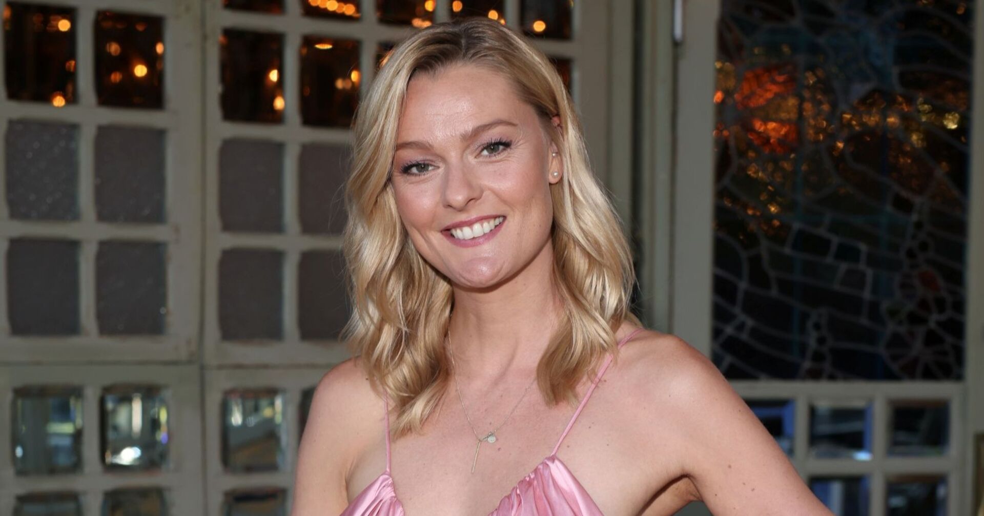 Miriam Höller in einem rosa Kleid