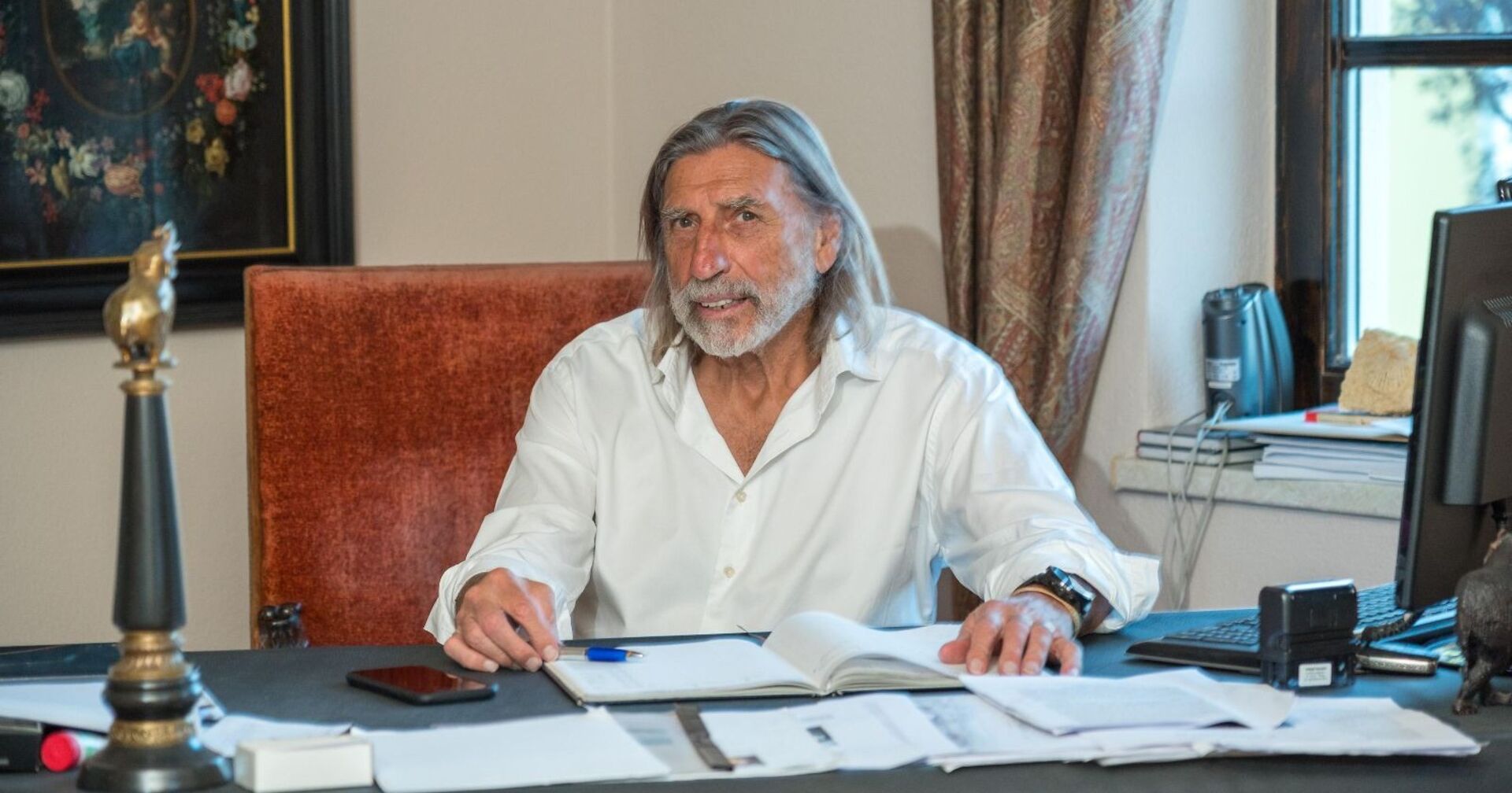 Norbert Blecha sitzt an seinem Schreibtisch