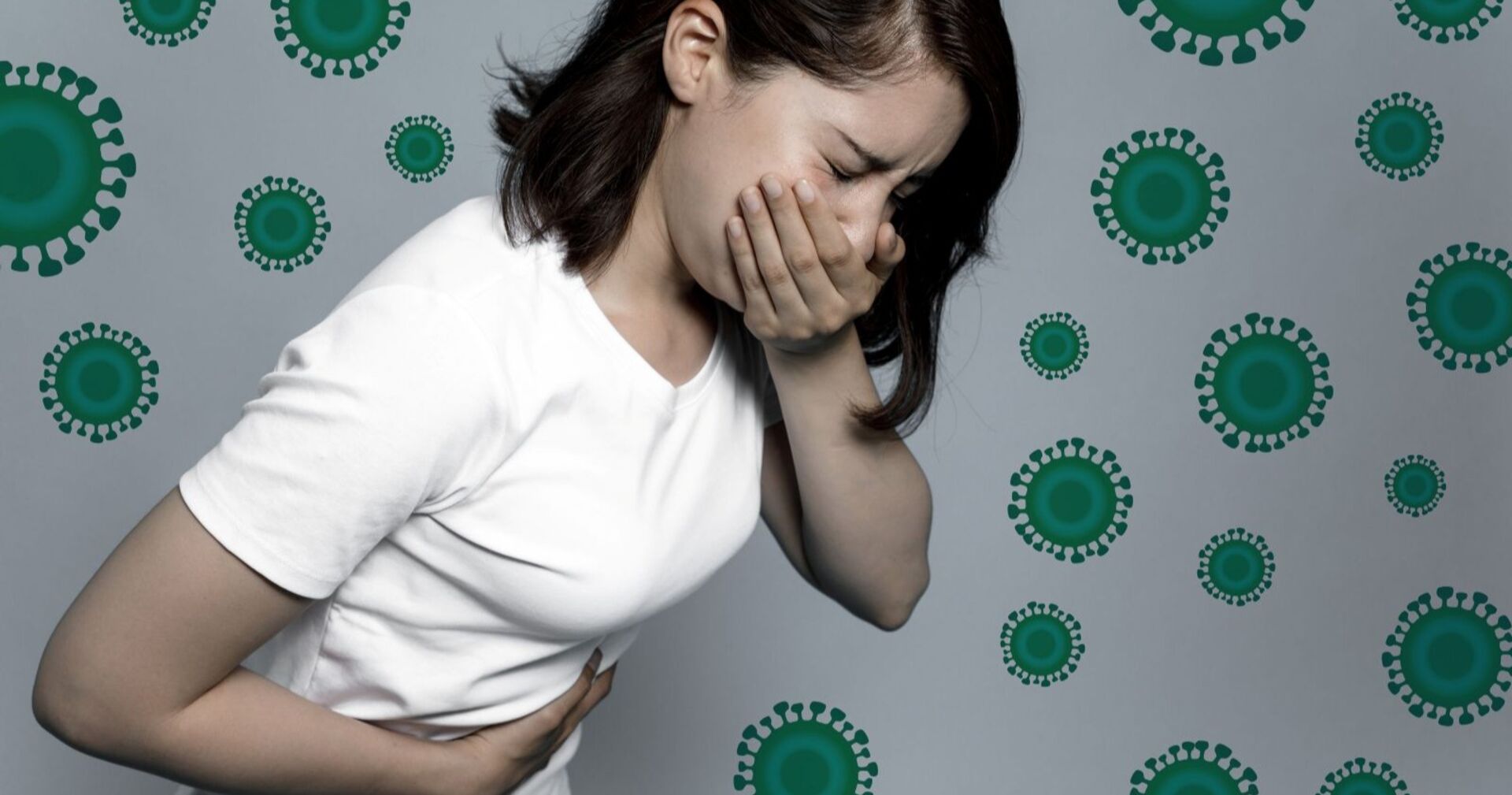 Frau hält sich mit schmerzverzerrtem Gesicht den Bauch und den Mund, umgeben von grafischen Virus-Darstellungen – Symbolbild für Norovirus-Infektion.