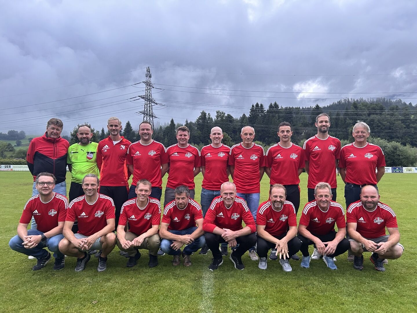 Foto der heimischen Mannschaft, die gegen Copa Pele antritt.