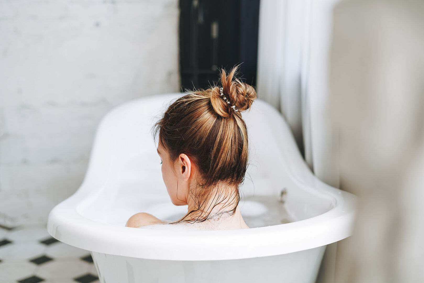 Frau sitzt in der Badewanne | Credit: iStock.com/Galina Zhigalova