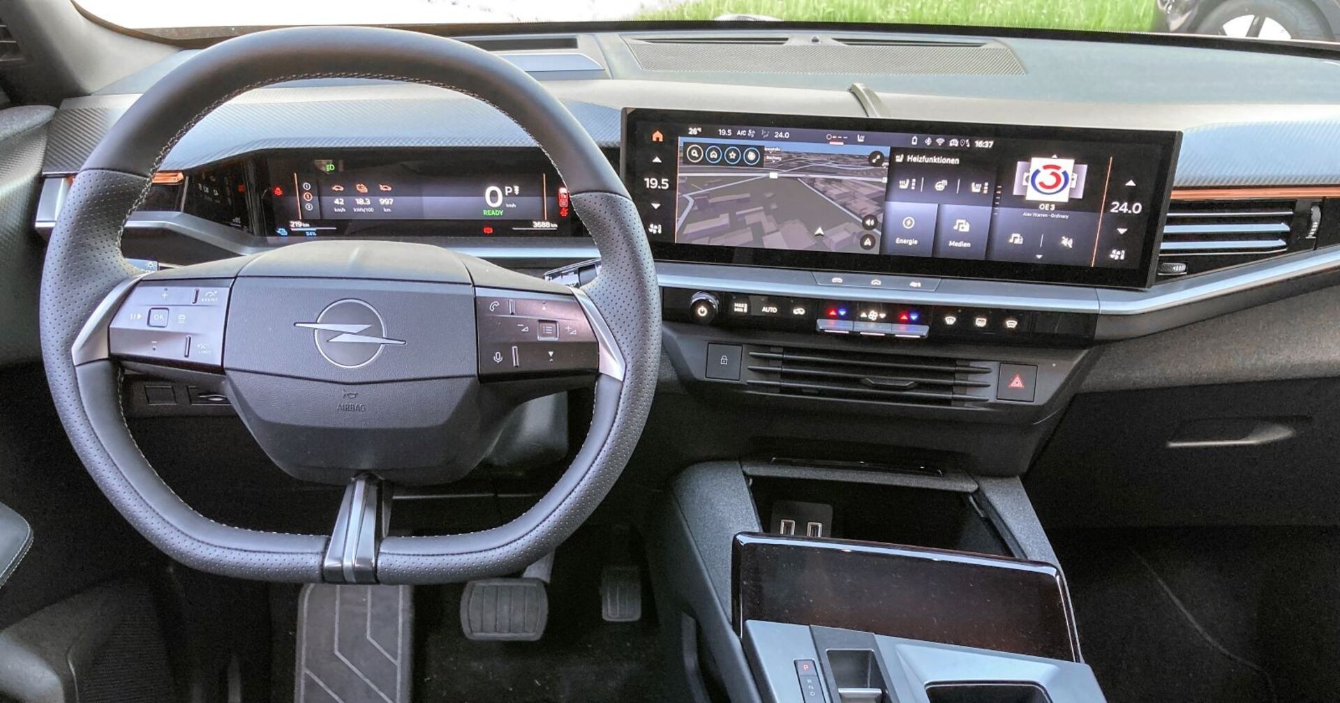 Das Cockpit des Opel Grandland: Lenkrad und Co. sind einem dunklen Grau gestaltet. Zu sehen ist auch das rechteckige Display mit dem Navi.