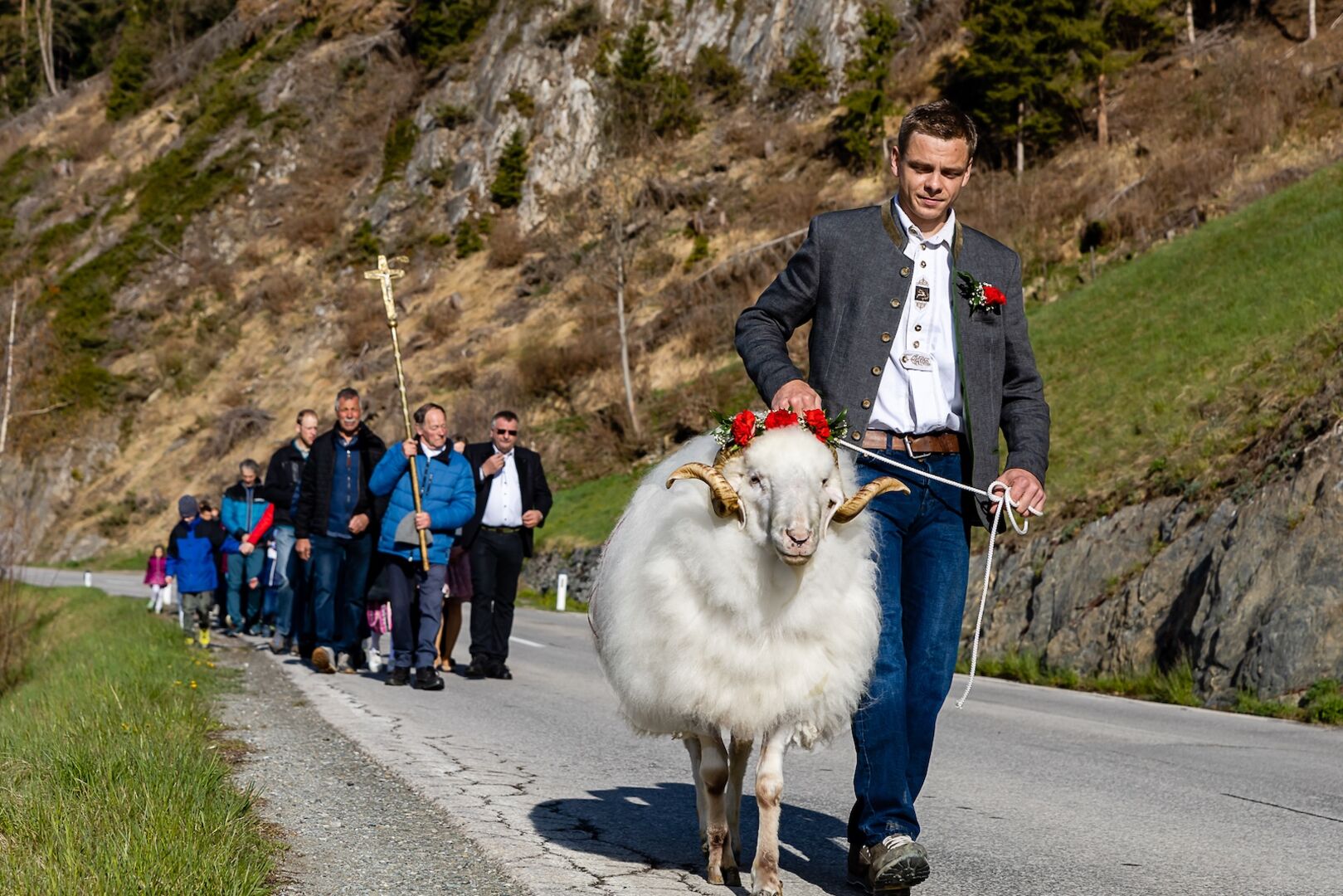Prozession mit dem Opfer-Widder im Virgental.