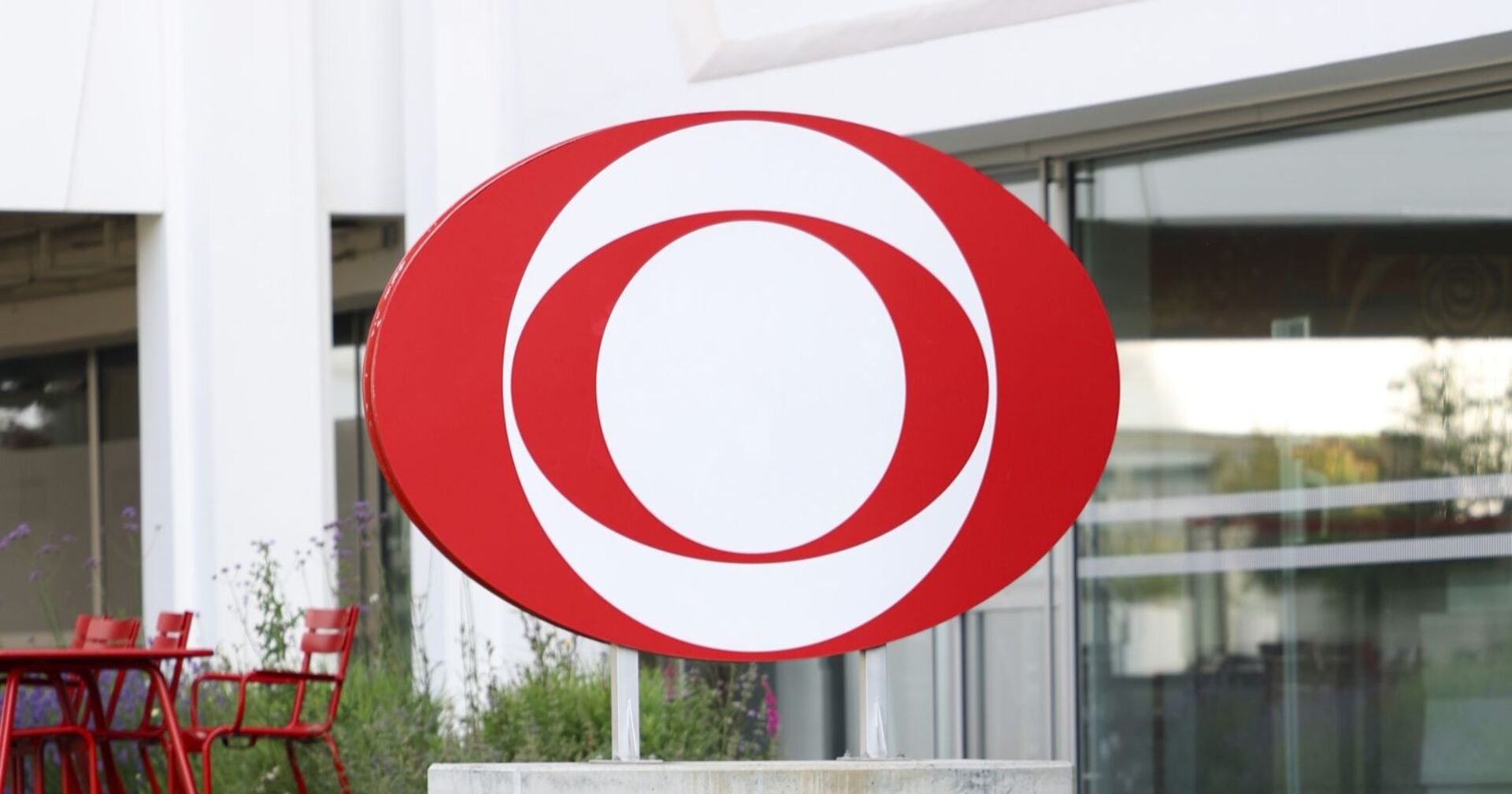 Rotes ORF-Logo auf weißem Hintergrund vor dem Gebäude des ORF, Entscheidung des VfGH zur Haushaltsabgabe.
