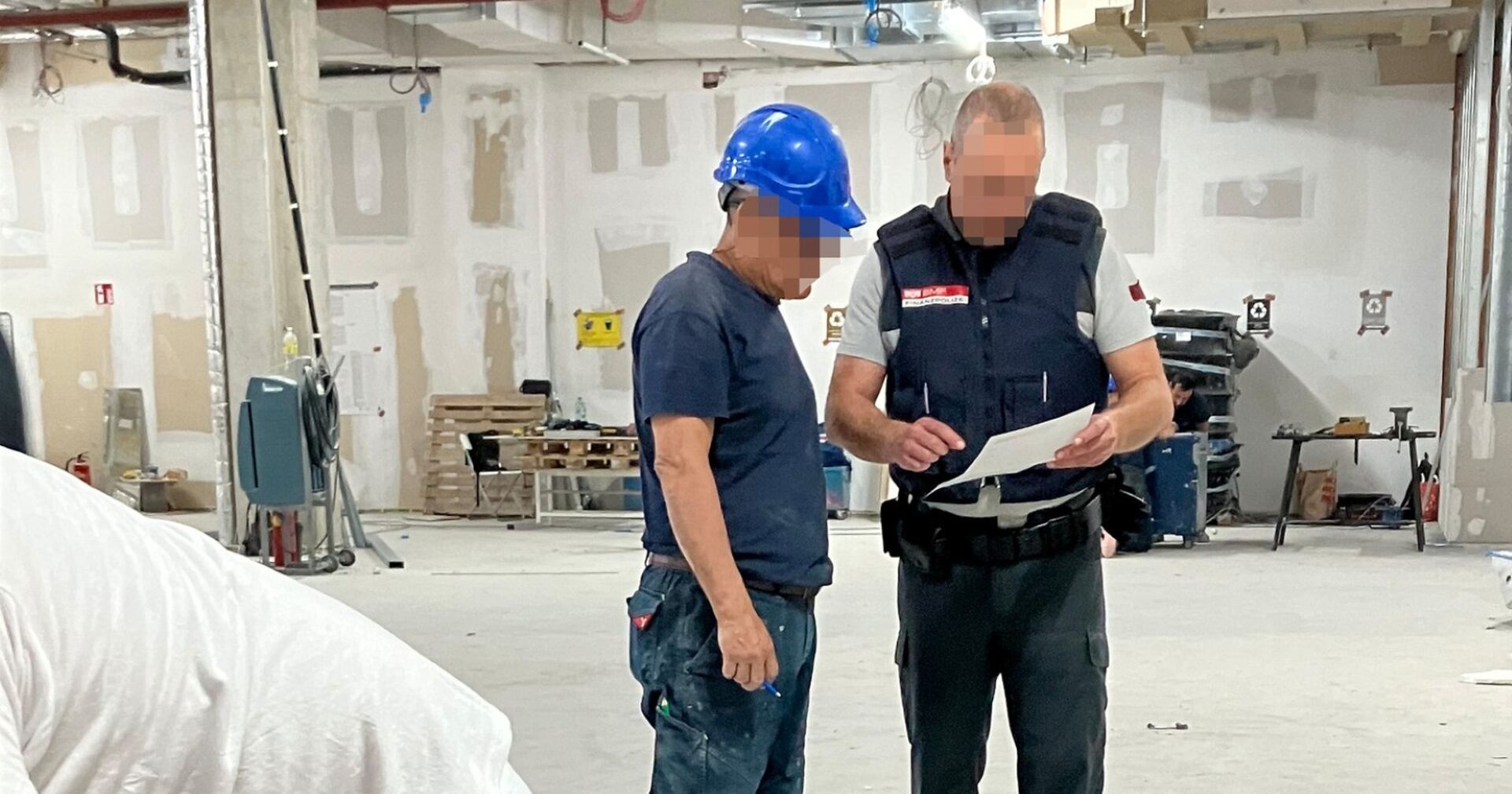 Finanzpolizei auf einer Baustelle in der PlusCity in Pasching