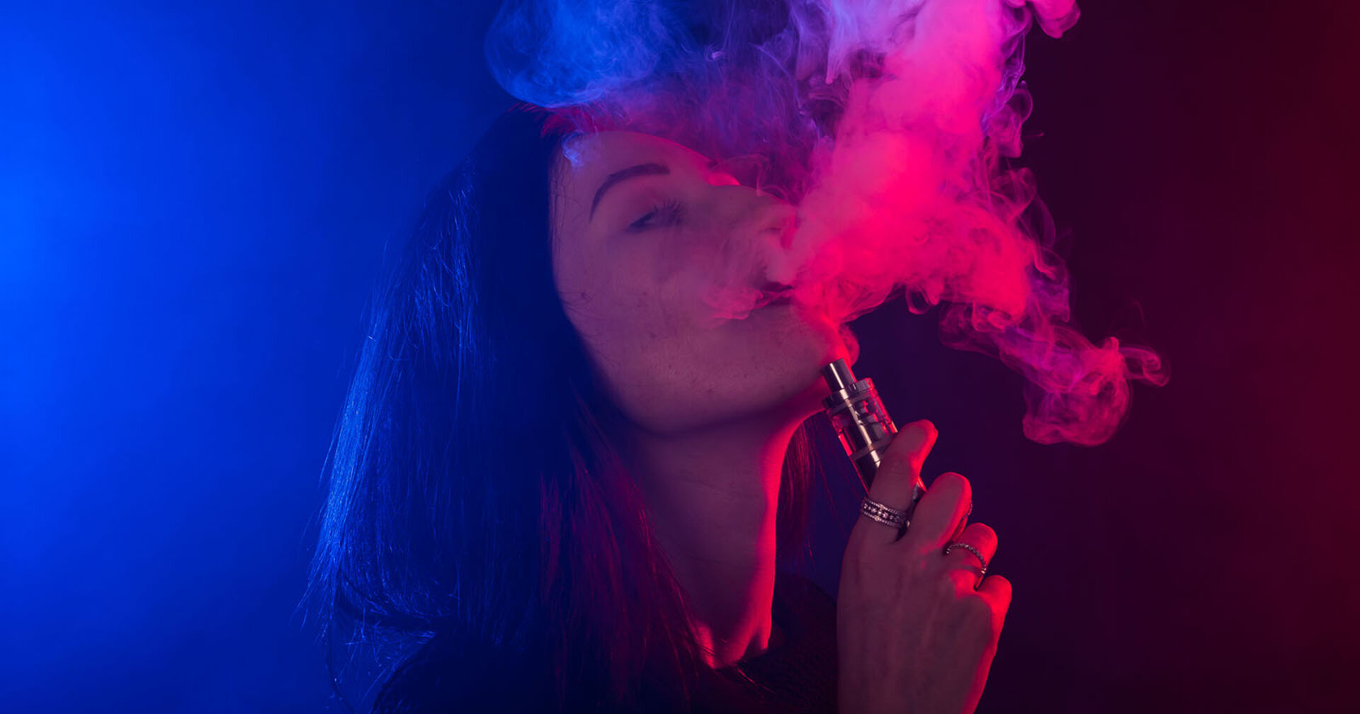 Frau raucht mit Pod System | Credit: iStock.com/satura86