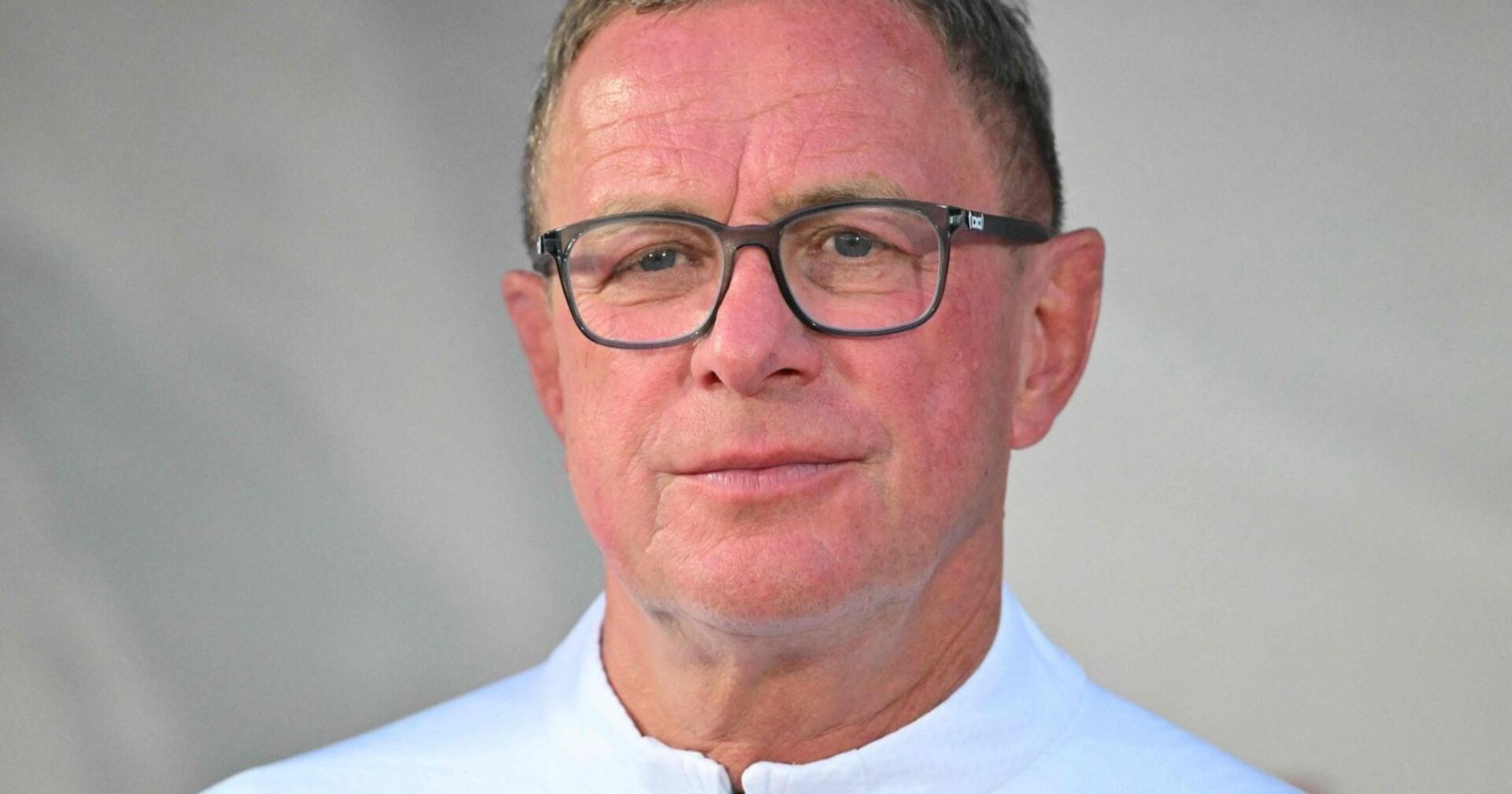 Porträt von Ralf Rangnick mit Brille und neutralem Gesichtsausdruck.