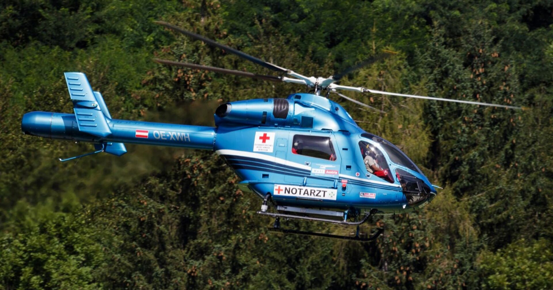Rettungshubschrauber in der Luft in einem Wald