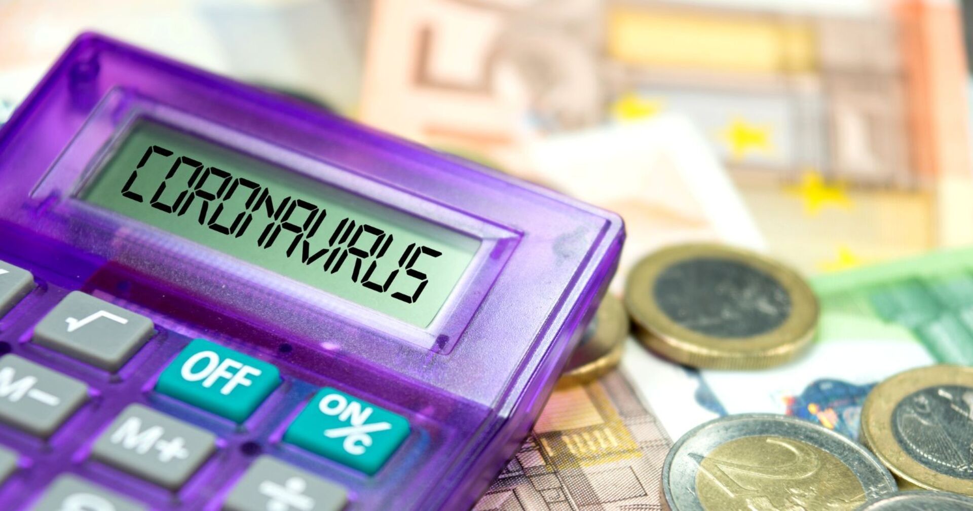 Taschenrechner, Euro Geldscheine und Coronavirus in Europa