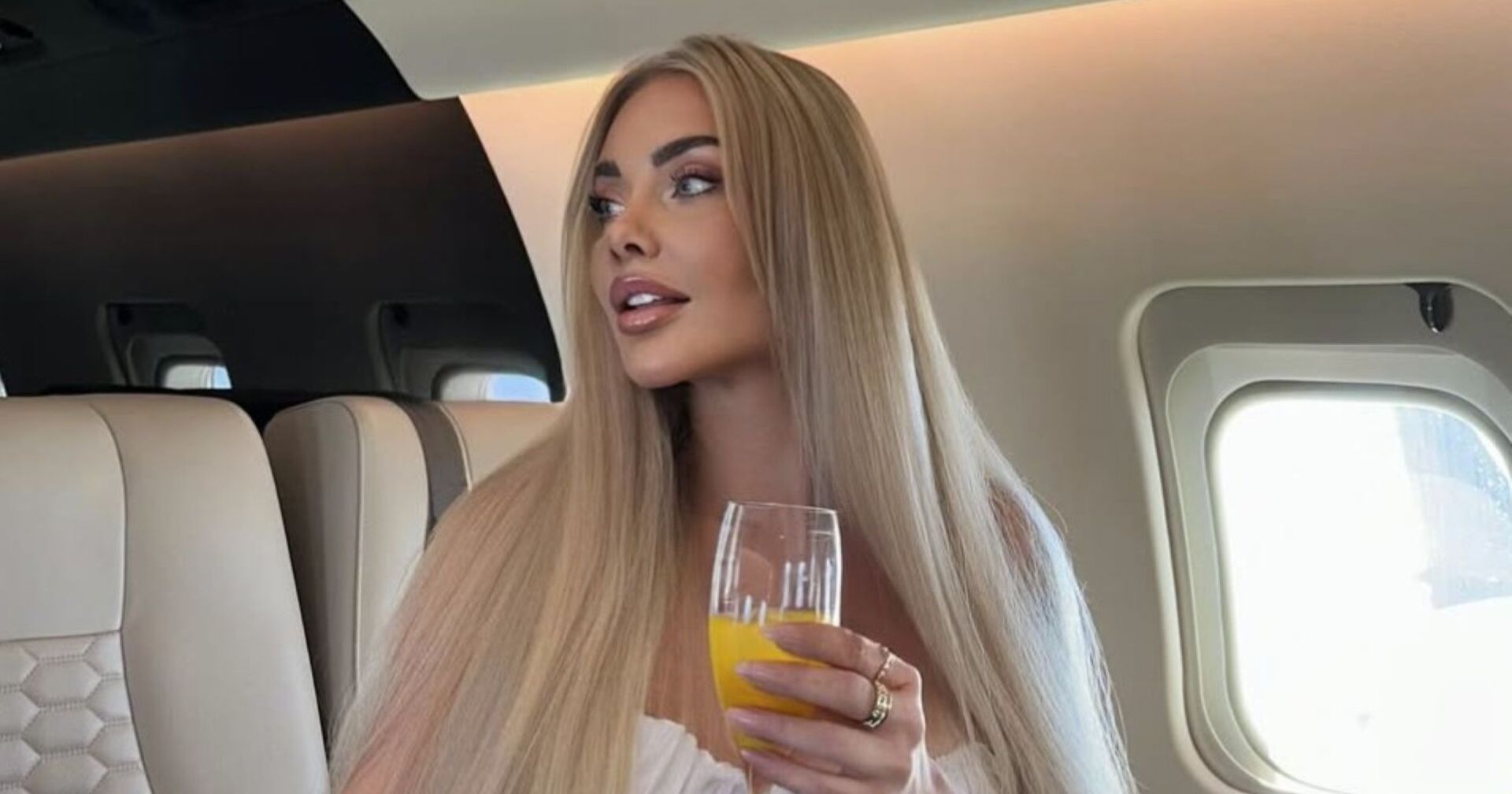 Sabrina Wlk mit einem Glas Orangensaft