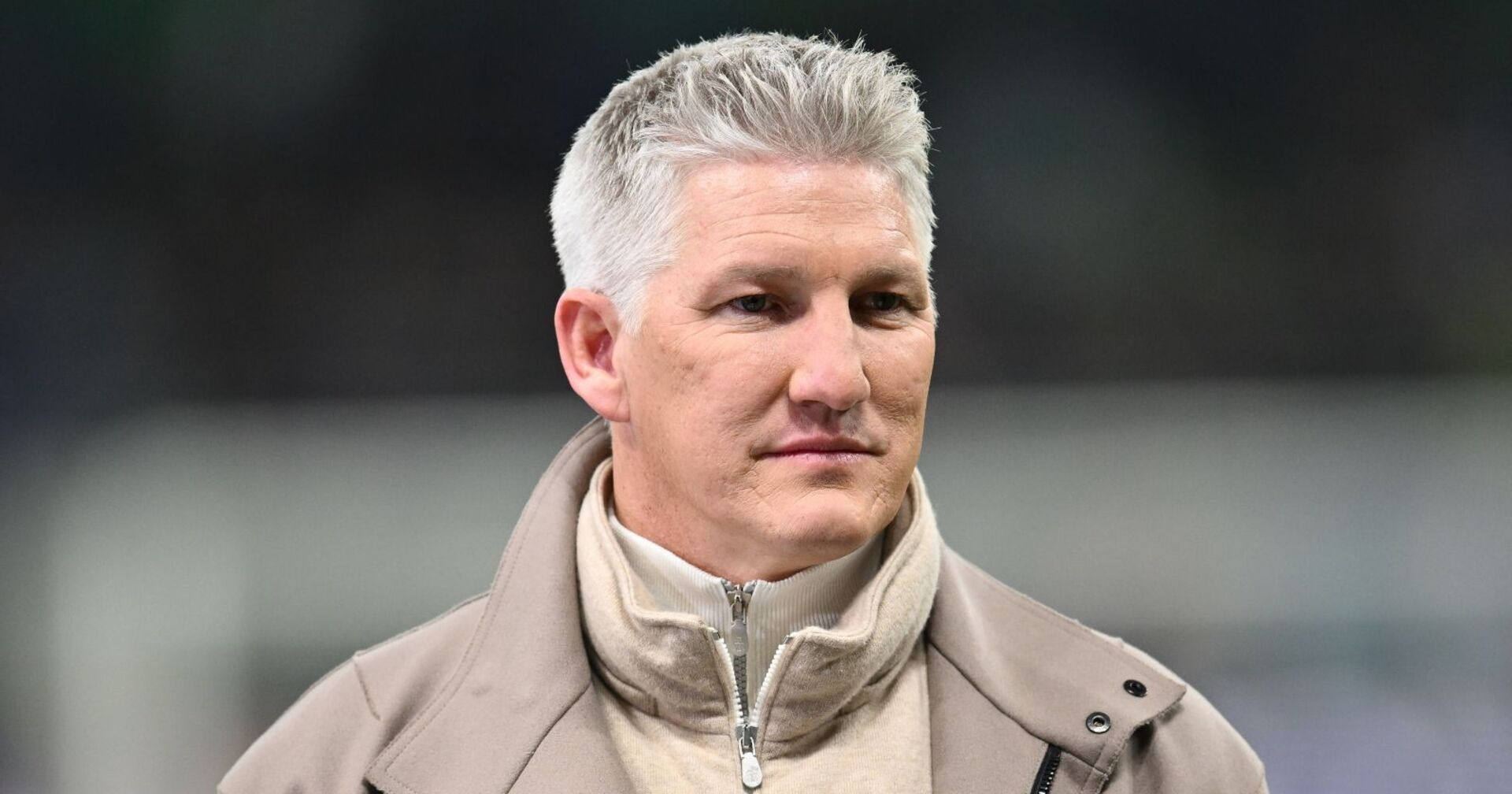 Bastian Schweinsteiger in beiger Kleidung