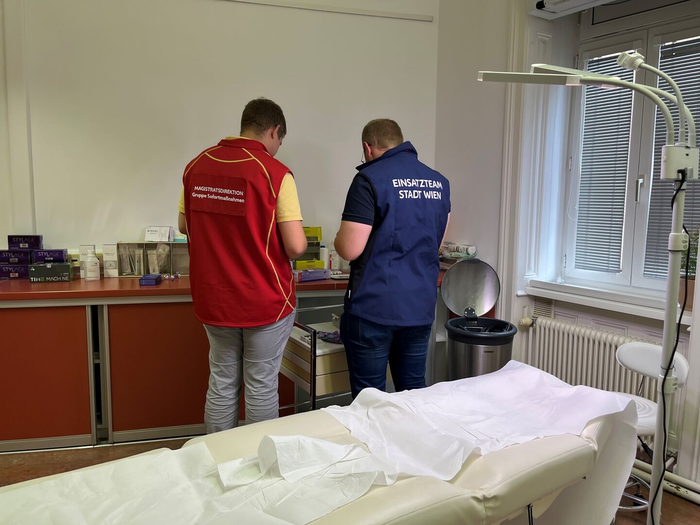 Gruppe Sofortmaßnahmen deckt illegale Schönheitsklinik in Wien Simmering auf