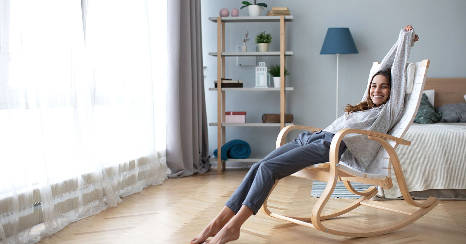Frau sitzt in einem Schaukelstuhl | Credit: iStock.com/PavelIvanov
