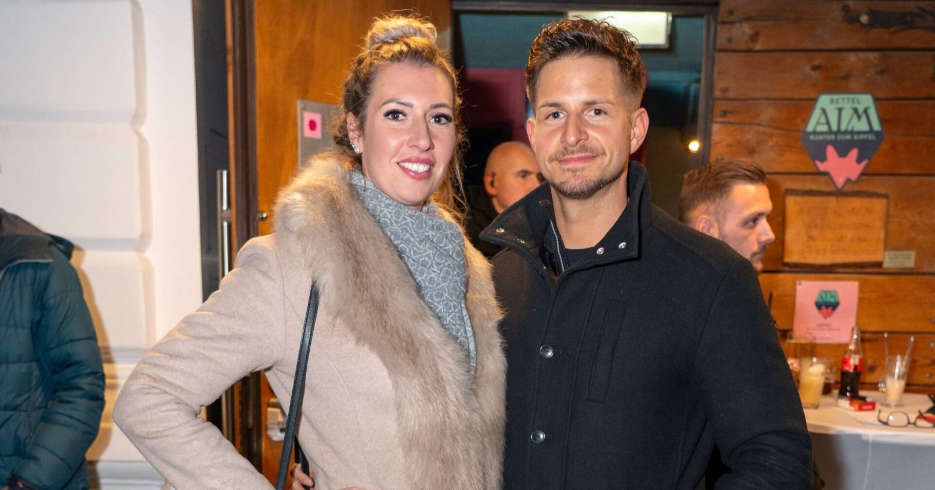 Sarah und Stefan posieren zusammen