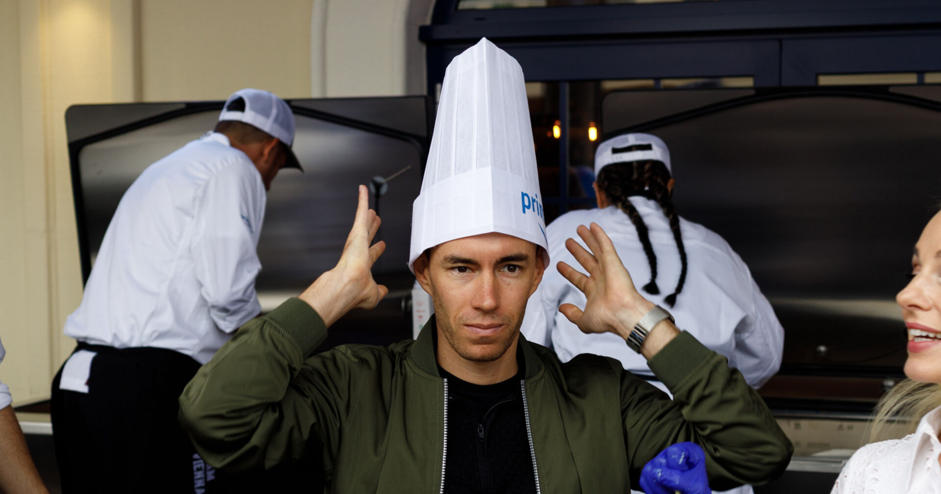 Stefan Kraft mit Kochhaube im Wiener Prater anlässlich einer Werbeaktion des Handelskonzerns Amazon