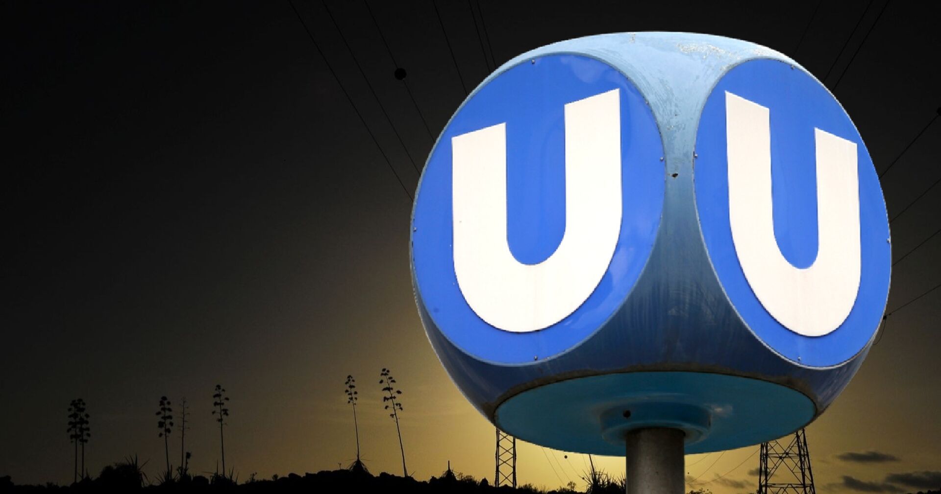 U-Bahn-Symbol in Wien bei Sonnenuntergang, Symbolbild für Stromausfall und Öffi-Störungen.