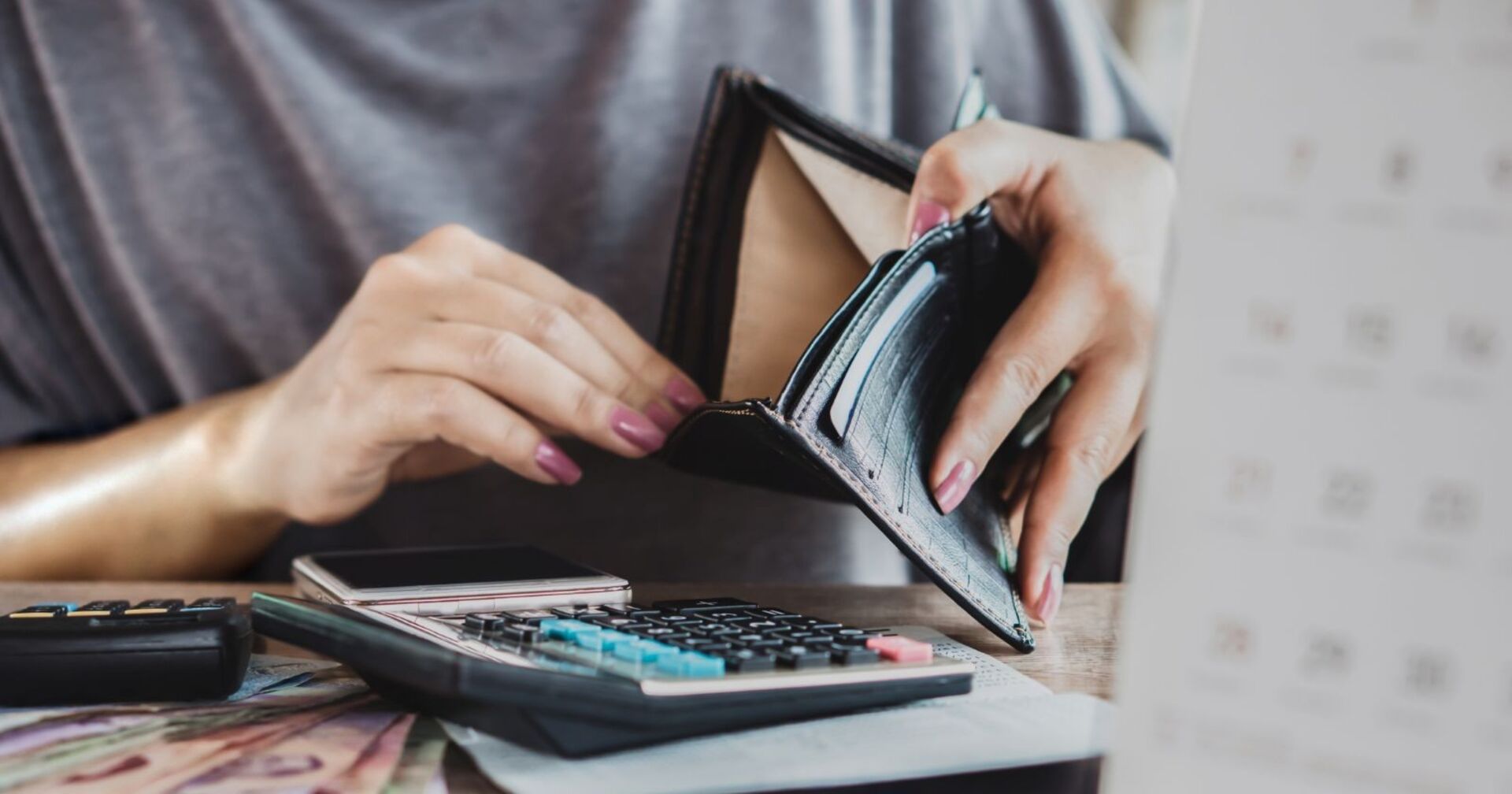 Scharme Frau Hand öffnet leere Geldbörse auf der Suche nach Geld für Kreditkartenschulden