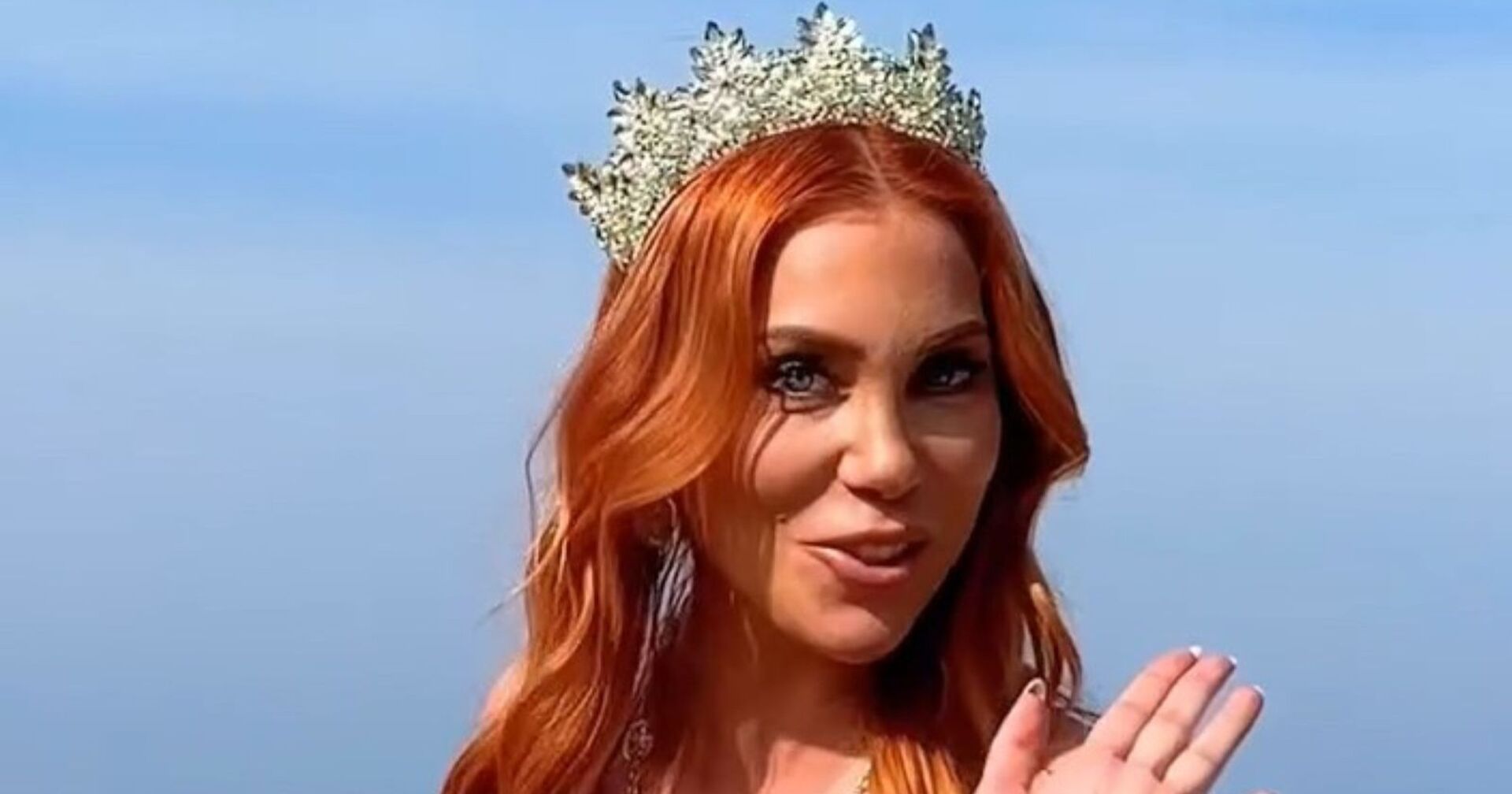 Tara Tabitha mit Krone auf dem Kopf