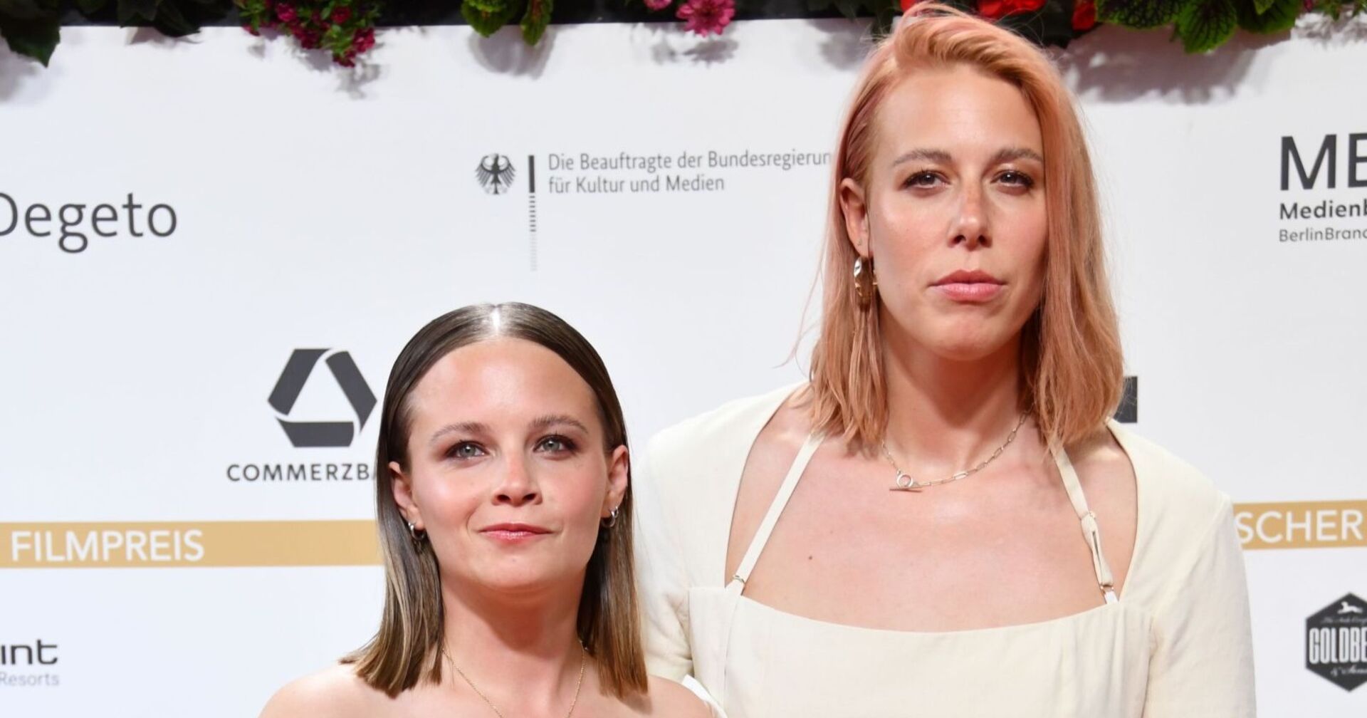 Jasna Fritzi Bauer und Katharina Zorn auf dem roten Teppich