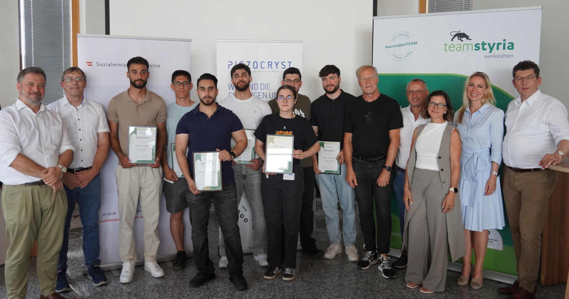 Mehrere Menschen posieren für ein Foto