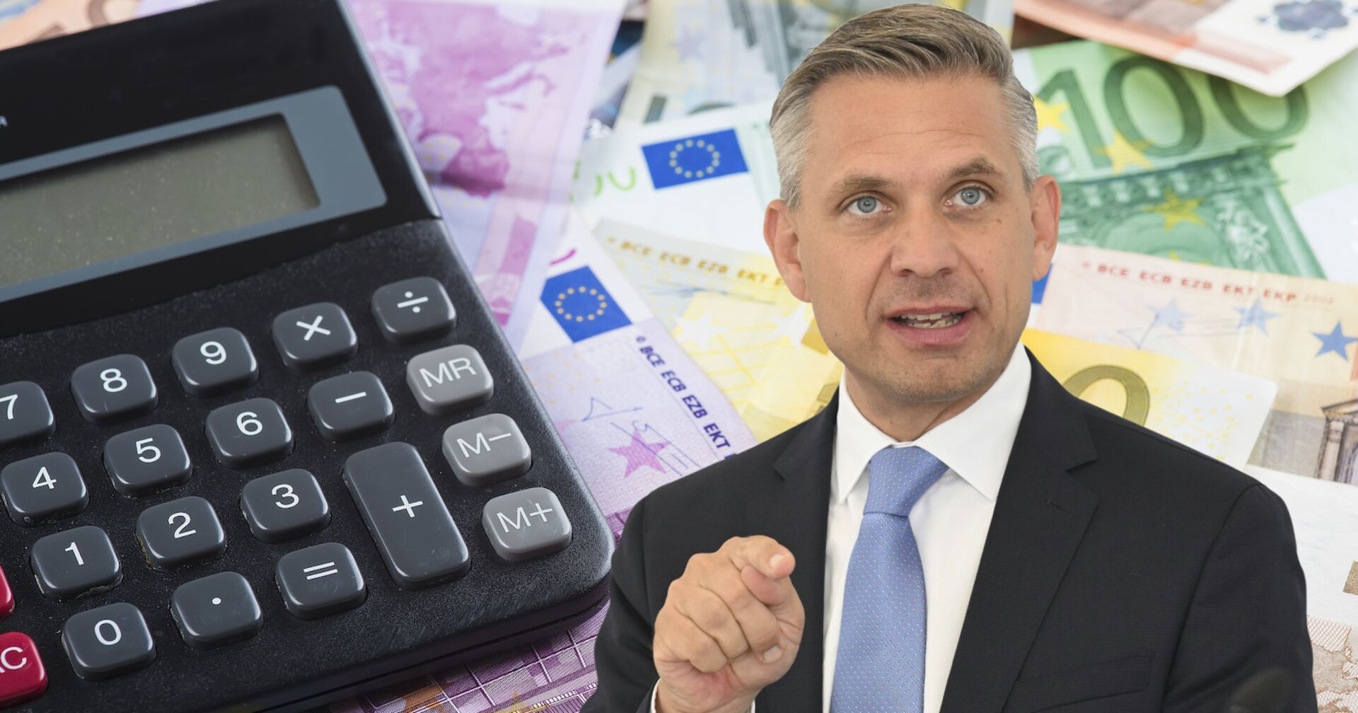 Ein Mann im Anzug spricht gestikulierend vor einem Hintergrund aus Euro-Scheinen und einem Taschenrechner – Symbolbild für Pensionsverlust durch Teilzeitarbeit.