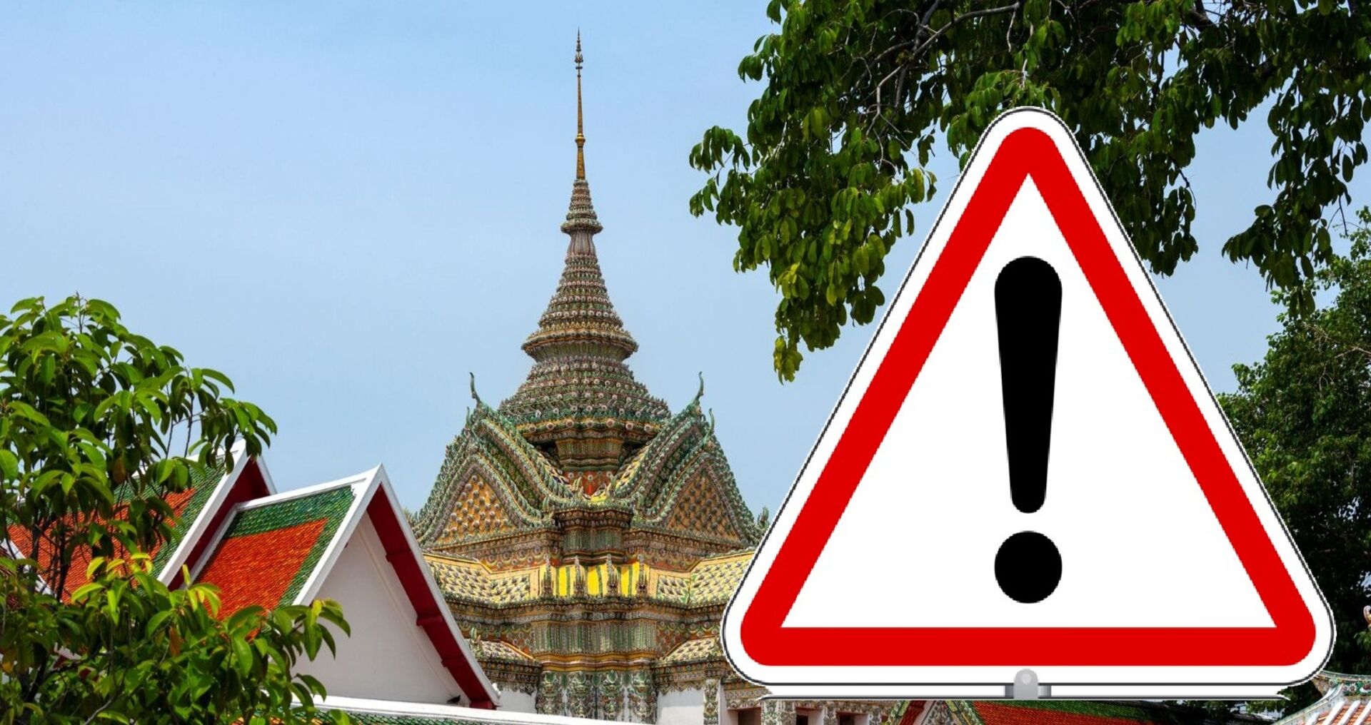 Warnschild mit Ausrufezeichen vor thailändischem Tempel – Symbolbild zur aktuellen Reisewarnung wegen des Konflikts zwischen Thailand und Kambodscha.