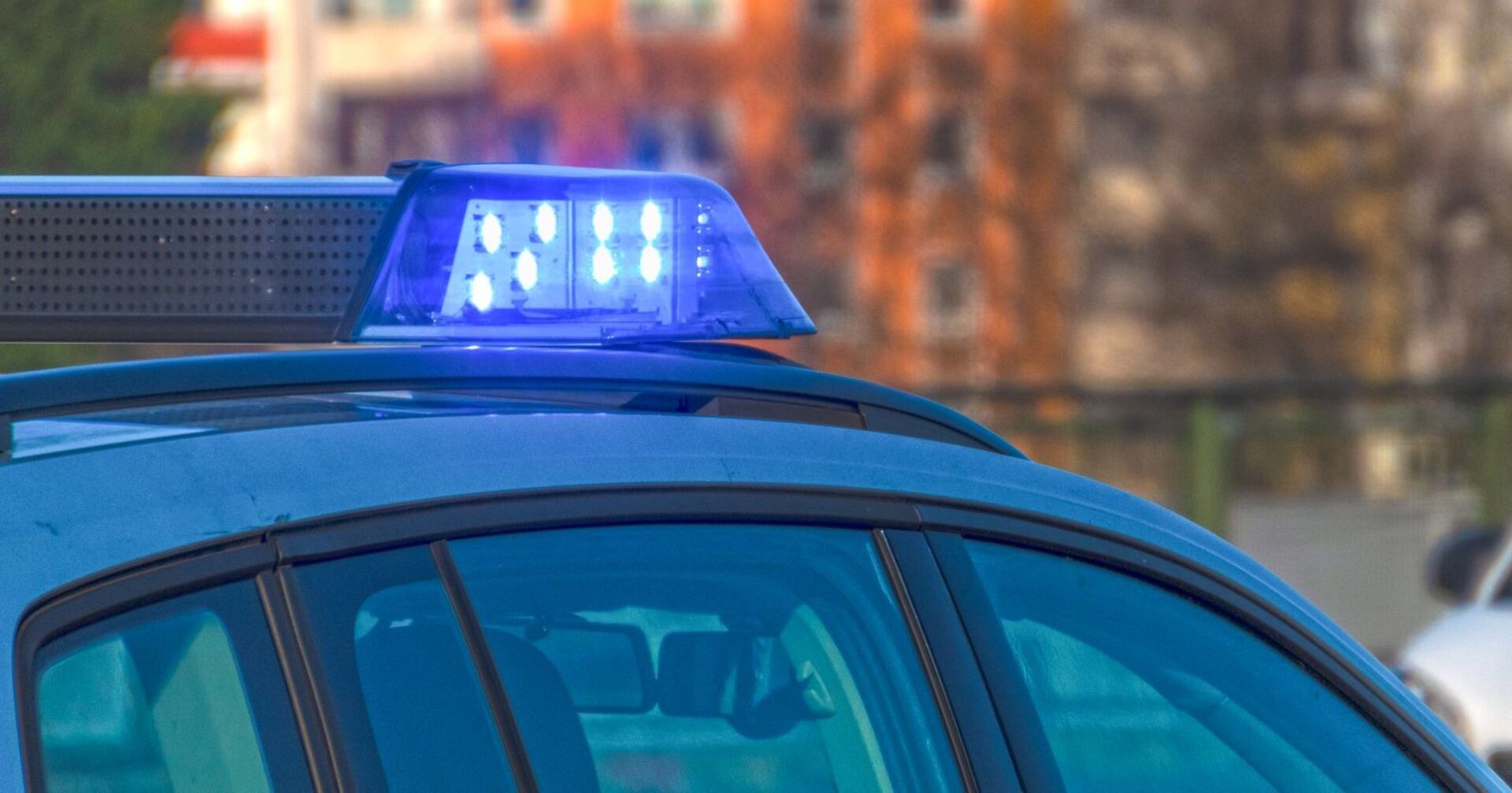 Eingeschaltete Polizeisirene auf einem Polizeiwagen