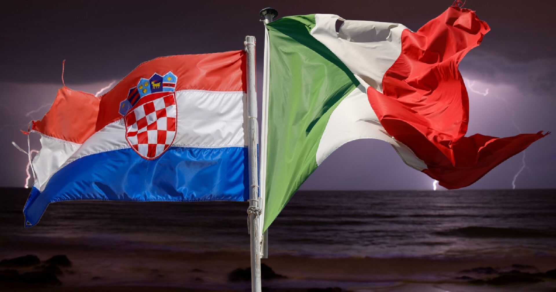 Zwei wehende Flaggen von Kroatien und Italien vor düsterem Himmel mit Blitzen über dem Meer – Symbol für die aktuellen Unwetter an der Adria.