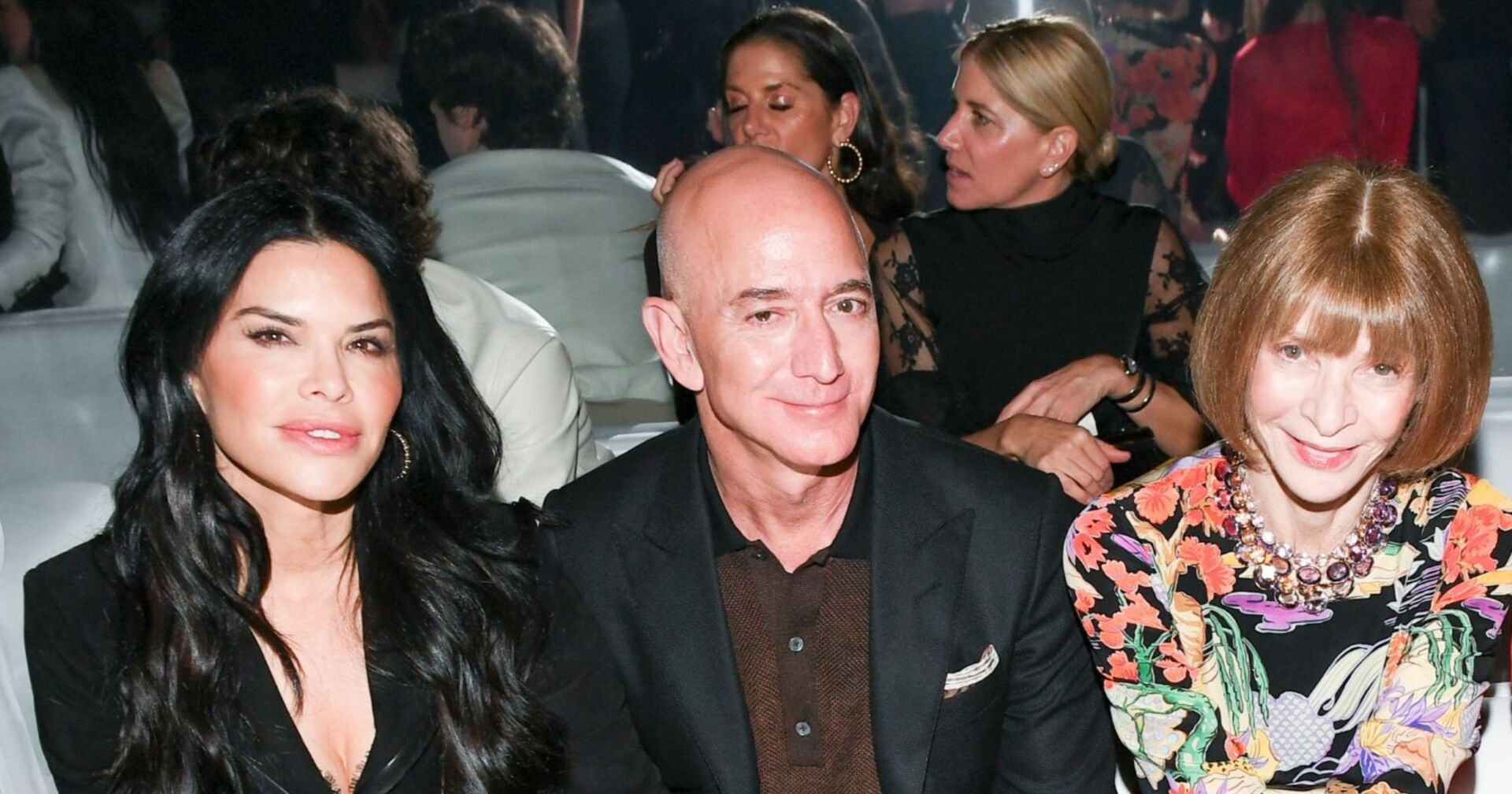 Lauren Sánchez, Jeff Bezos, Anna Wintour auf einem Foto