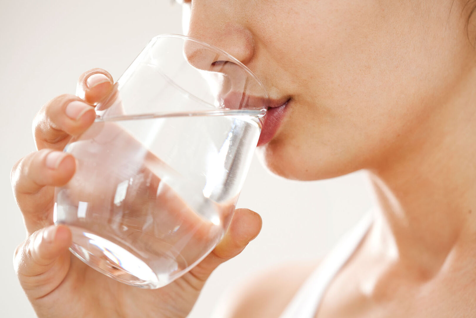 Frau trinkt Wasser | Credit: iStock.com/seb_ra