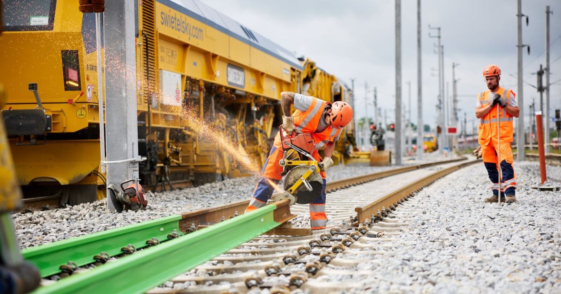 Bauarbeiter auf Gleisen der ÖBB