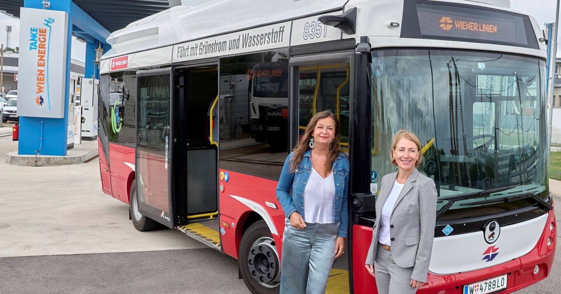 Wasserstofbus der Wiener Linien vor dem Bus posieren Öffi-Stadträtin Ulli Sima und technische Geschäftsführerin Wiener Linien Gudrun Senk