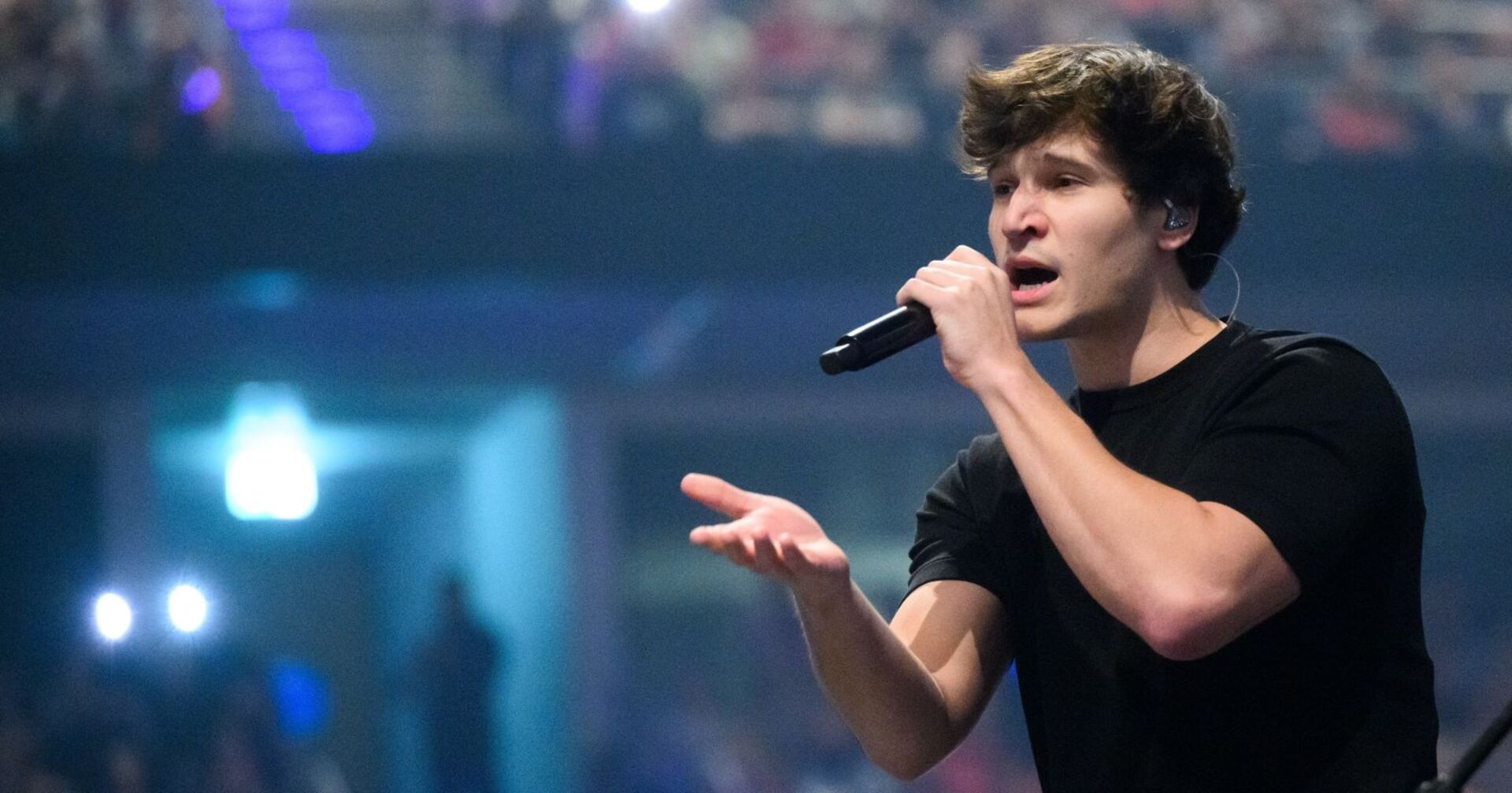 Wincent Weiss singt in ein Mikrophon