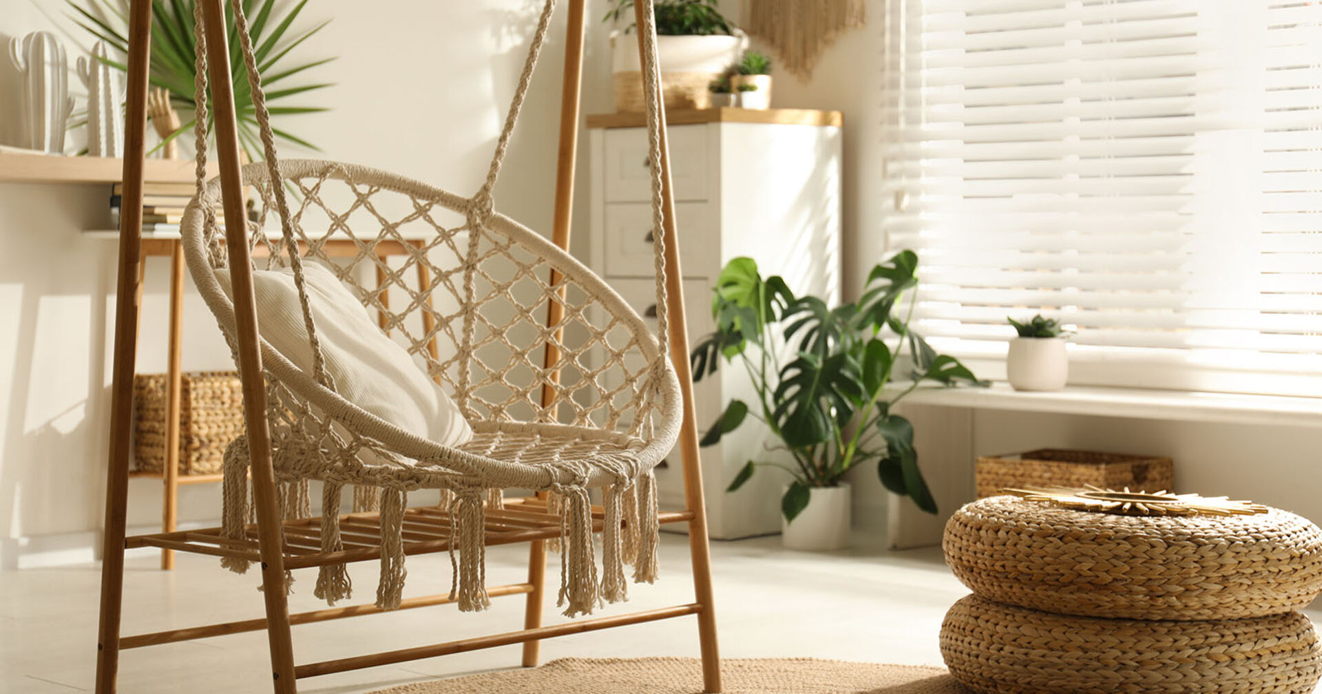 Hängesessel im Wohnzimmer | Credit: iStock.com/Liudmila Chernetska