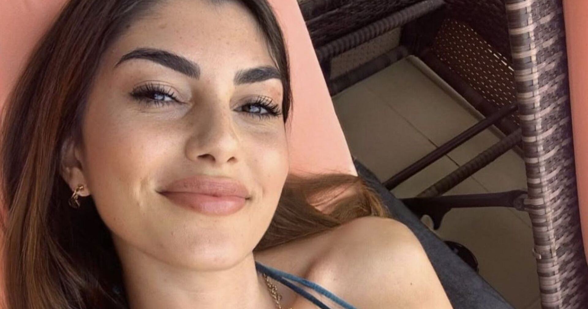 Yeliz Koc liegt auf einer Liege