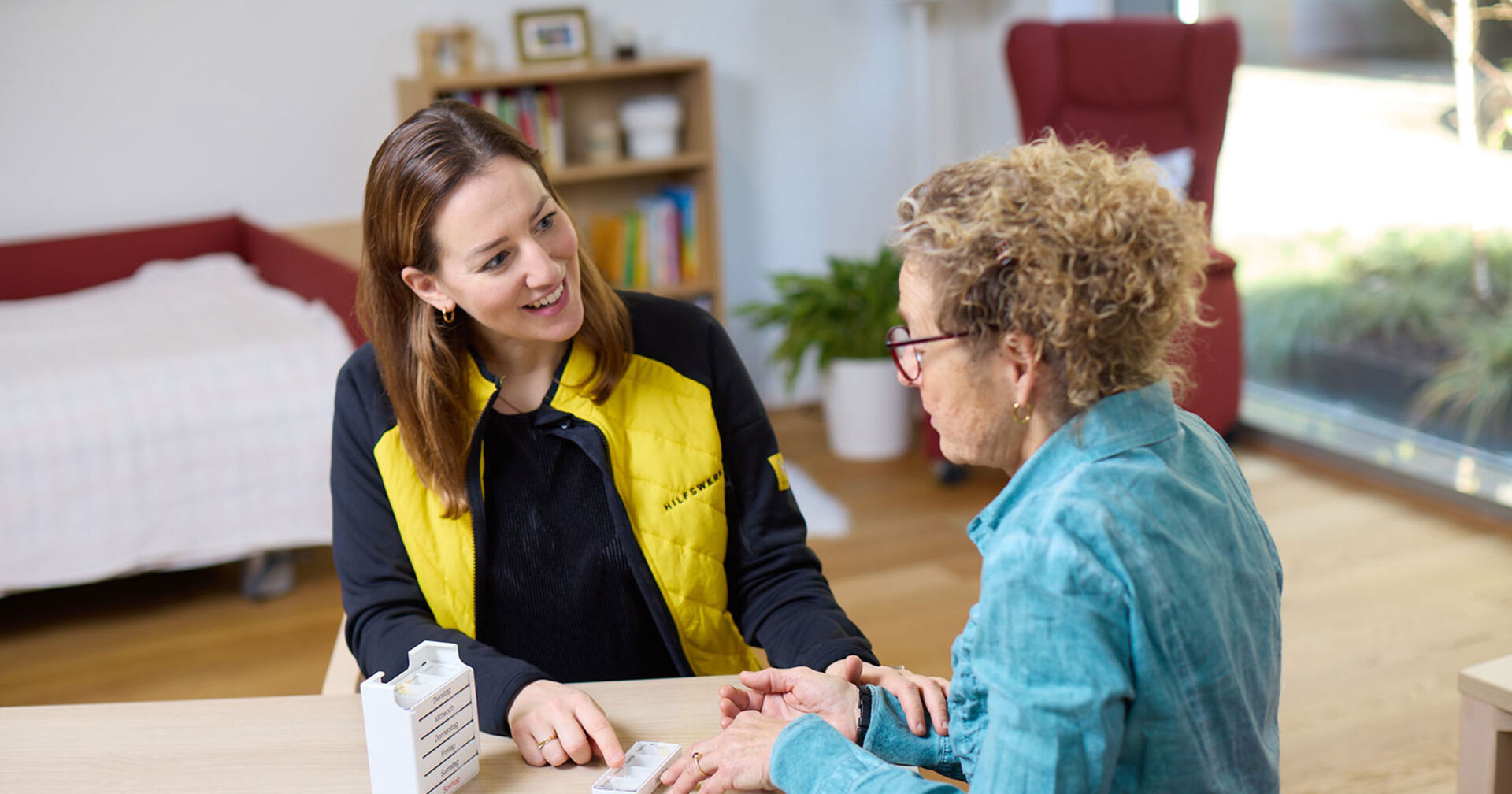 Pflegerin leistet einer Seniorin Gesellschaft | Credit: Hilfswerk Salzburg/Hechenberger