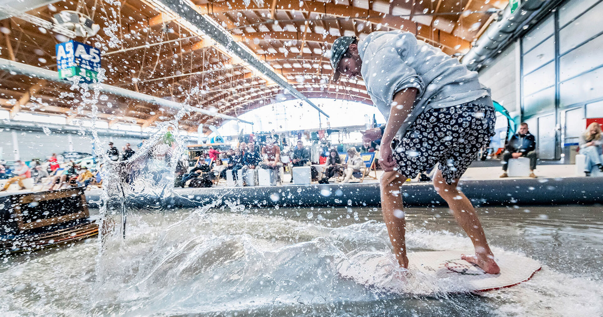 Surfer in einer Indoor-Halle | Credit: Messe Friedrichshafen/Silke Magino