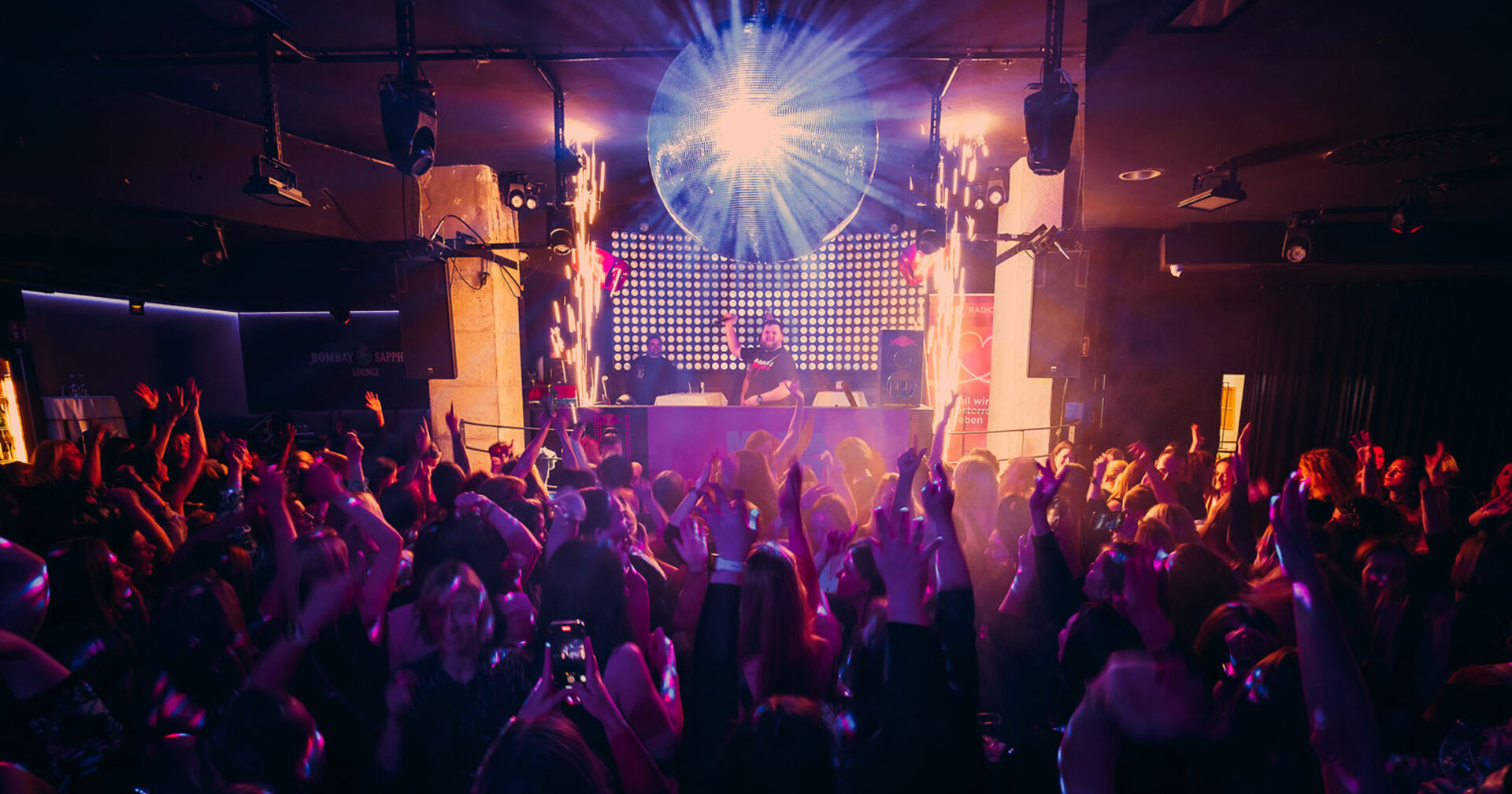 Disco mit zahlreichen tanzenden Menschen | Credit: Mama geht Tanzen