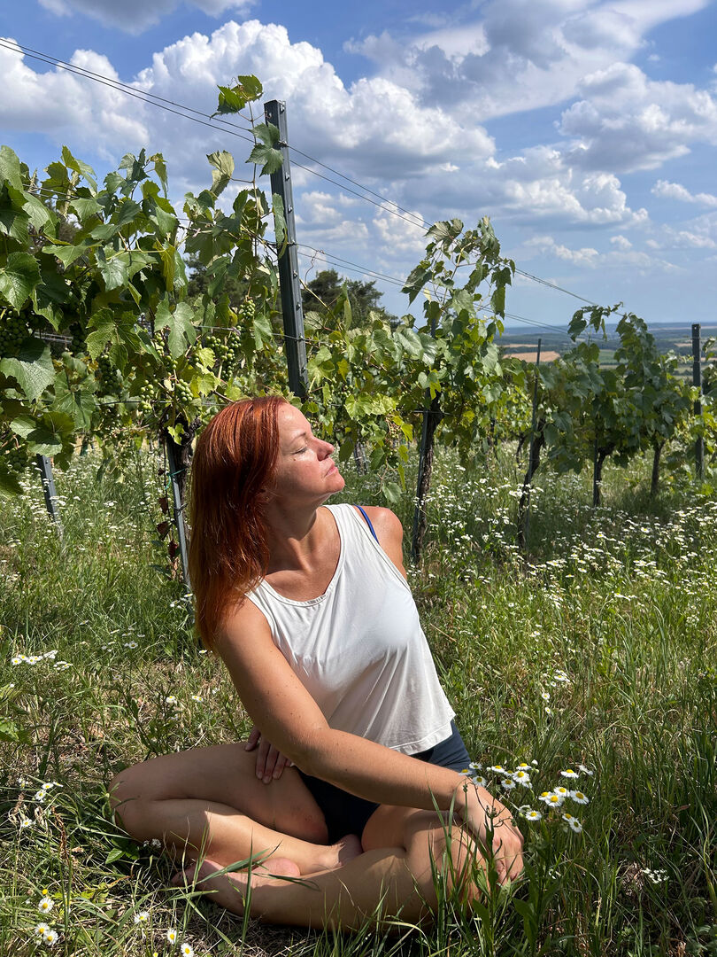 Frau beim Yoga in den Weinbergen | Credit: Yoga Loft Wien