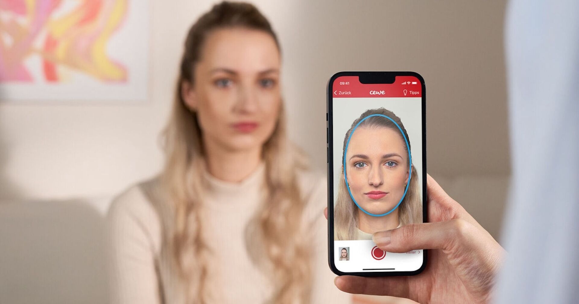 Junge Frau wird mit Handy fotografiert